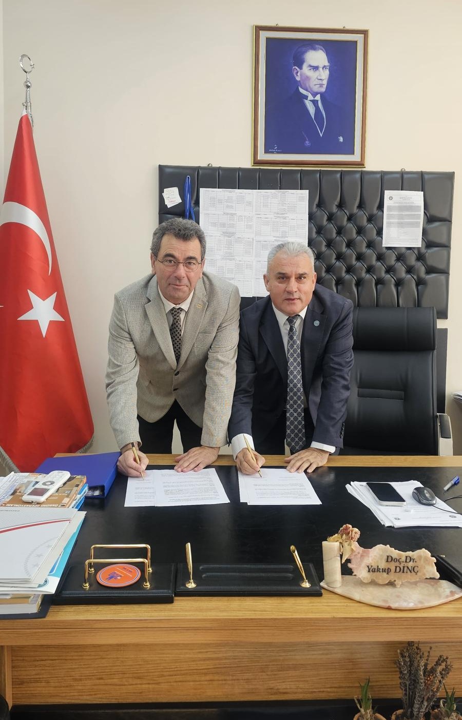 Balıkesir Üniversitesi Ayvalık Meslek Yüksekokulu ile Ayvalık Anadolu Lisesi arasında sosyal ve bilimsel iş birliğini protokolü imzalandı. 1
