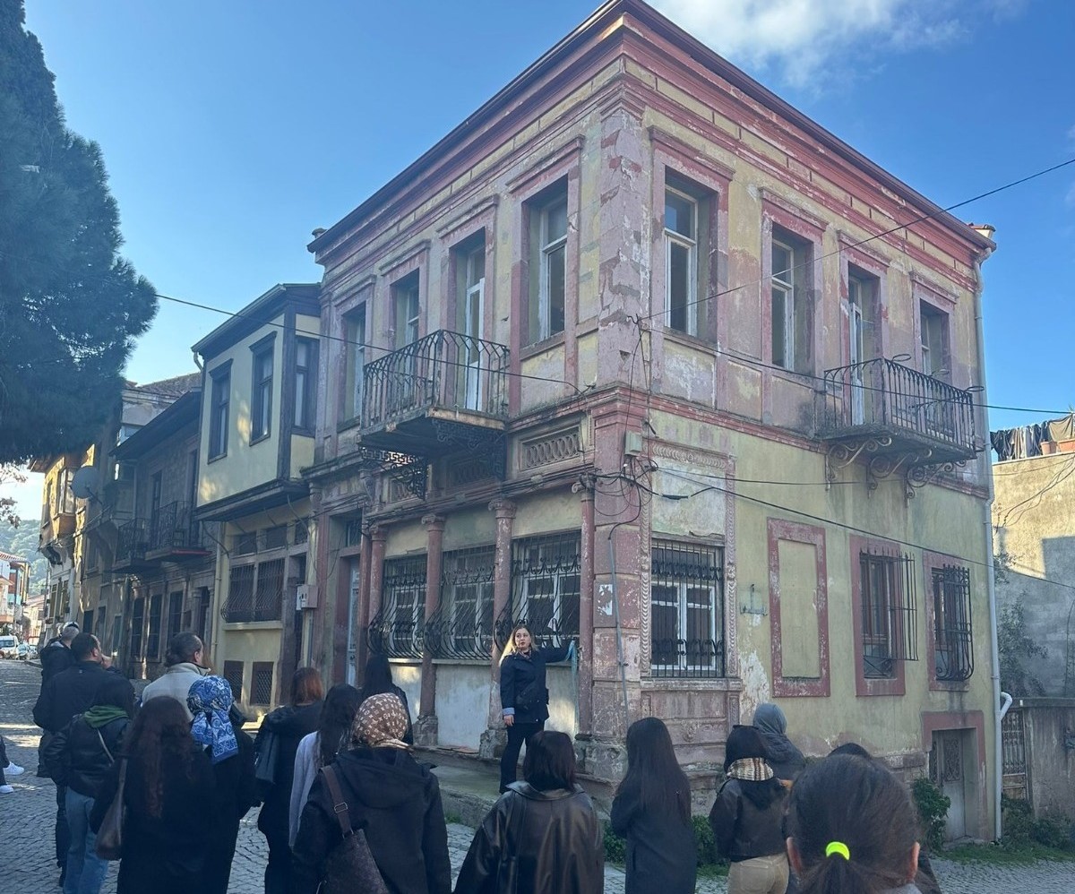 Geleneksel Ayvalık Mimarisi Derslik Oldu: BAÜN Öğrencileri Kentsel Sit Alanında Uygulamalı Rölöve Çalışması Yaptı 3