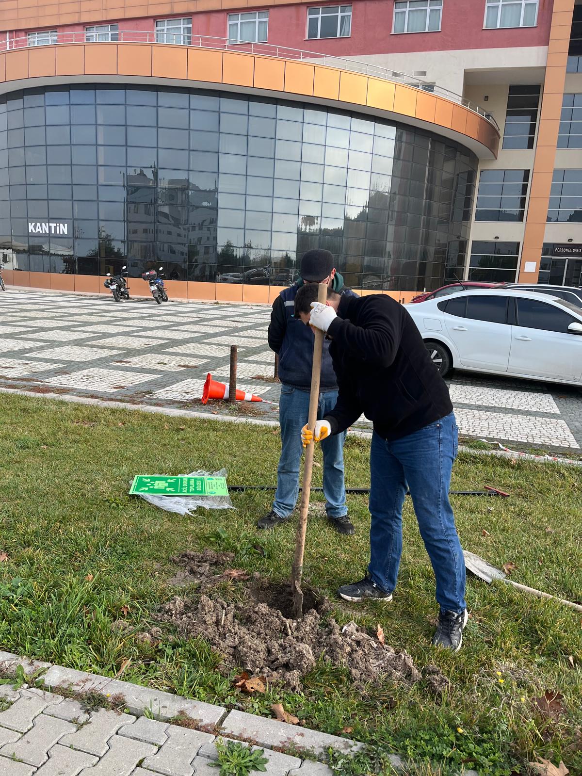 Üniversitemizde Acil Durum Toplanma Alanı Tabelaları Yerleştirildi 2
