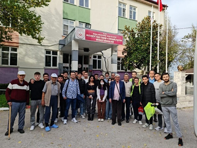 Balıkesir MYO’dan Huzurevine Duygulandıran Ziyaret