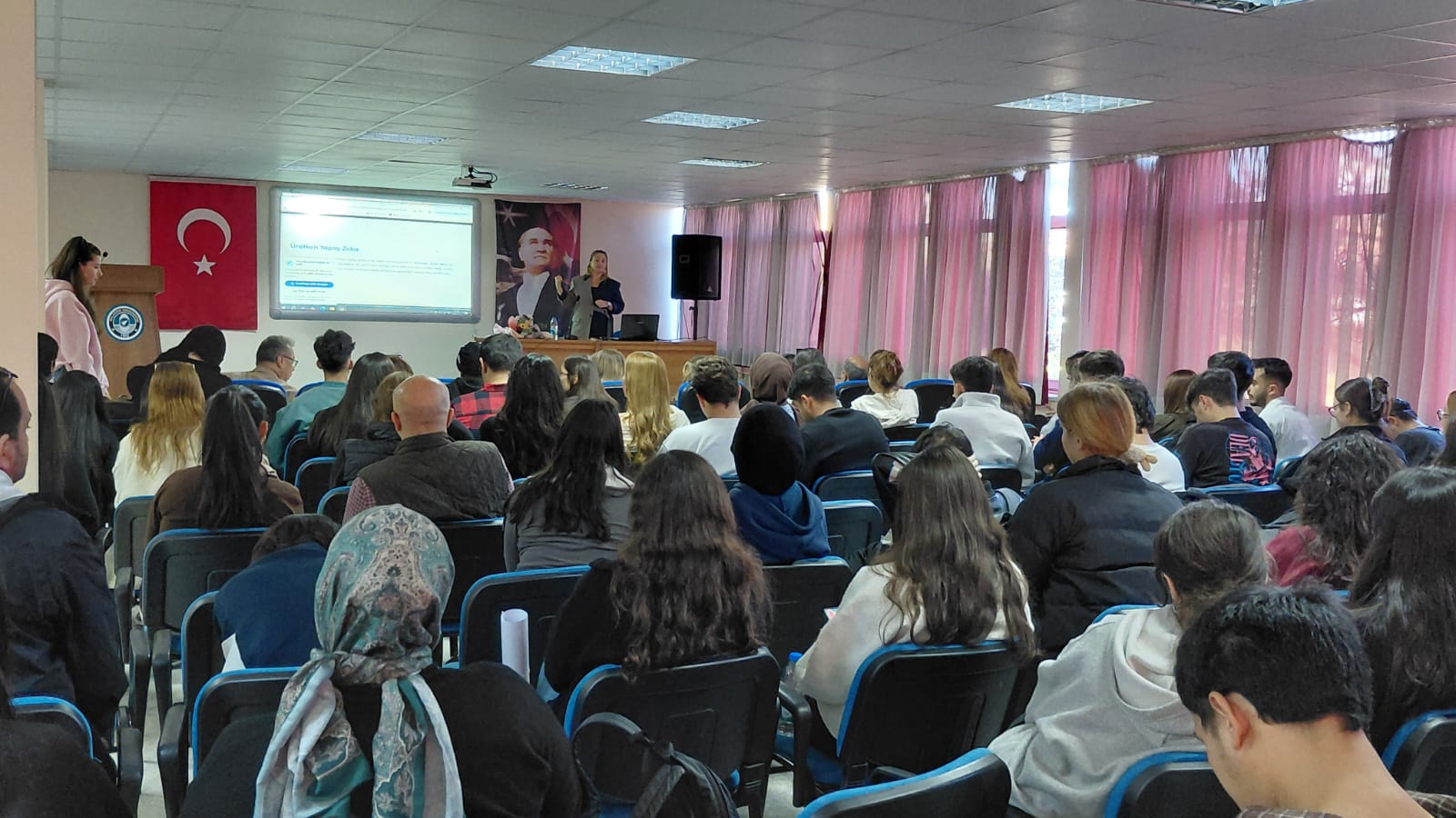 Ayvalık Meslek Yüksekokulu'nda "Yapay Zeka, Tasarım ve İnsan Odaklılık" Konferansı Gerçekleştirildi 2