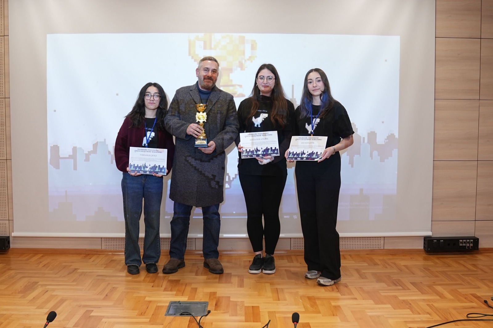 We are proud of all our department students who participated in the Game Jam. We congratulate our department students who achieved first and third place. 4