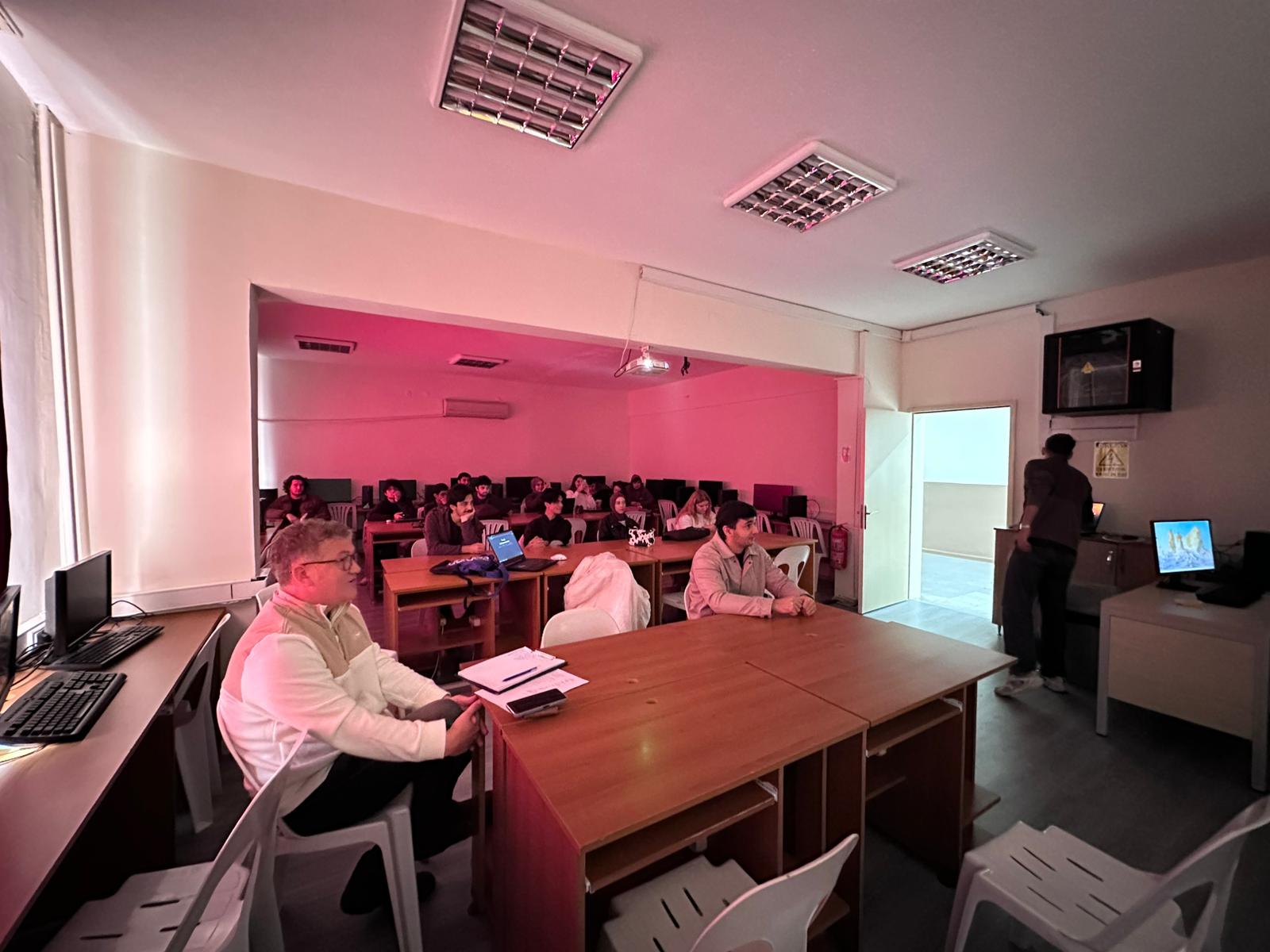 Bilgisayar Programcılığı Öğrencilerinden Girişimcilik Dersi Kapsamında Yenilikçi Projeler