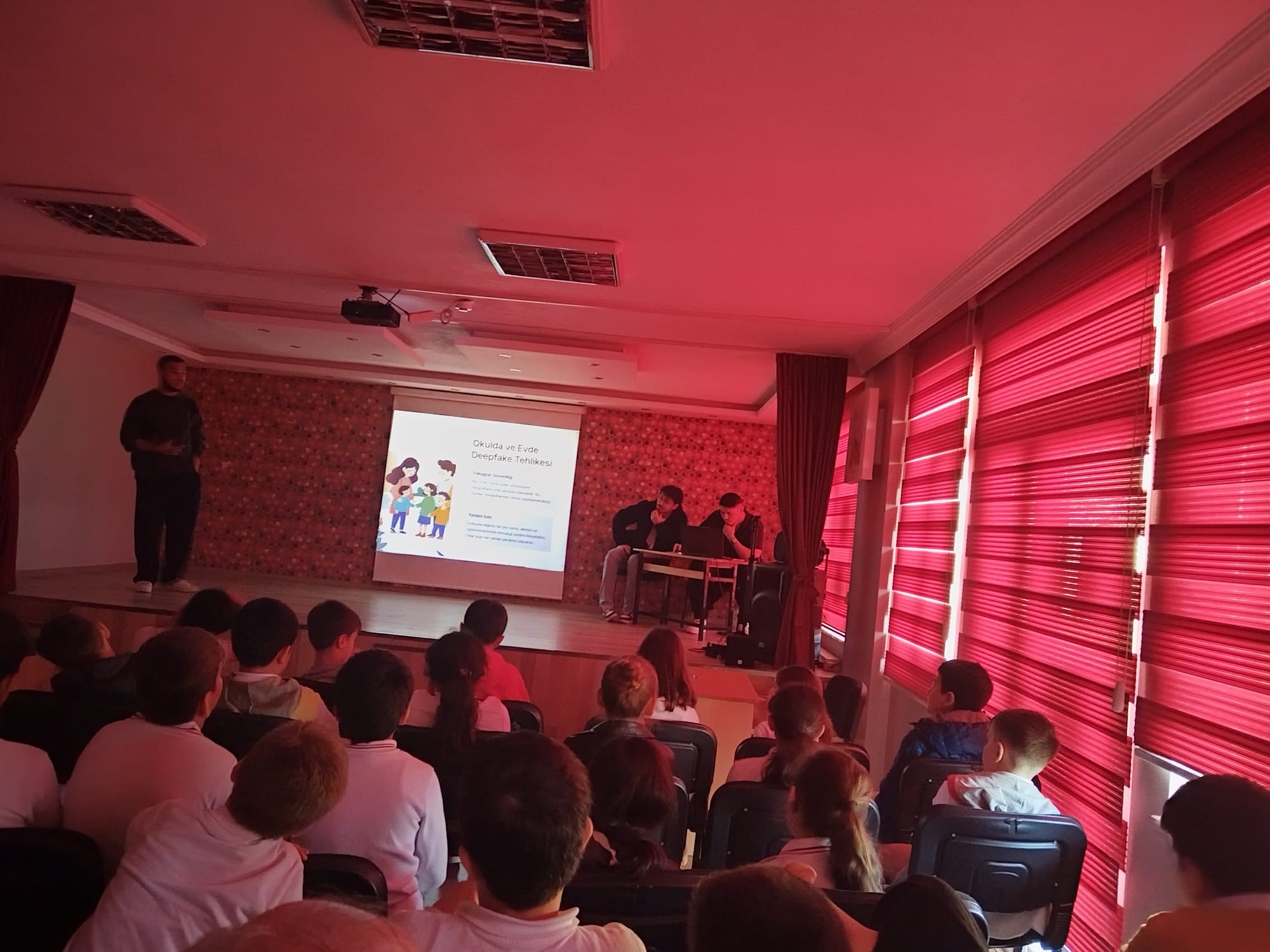 Bilgisayar Programcılığı Öğrencilerinden İlkokul Öğrencilerine Deep Fake Semineri 2