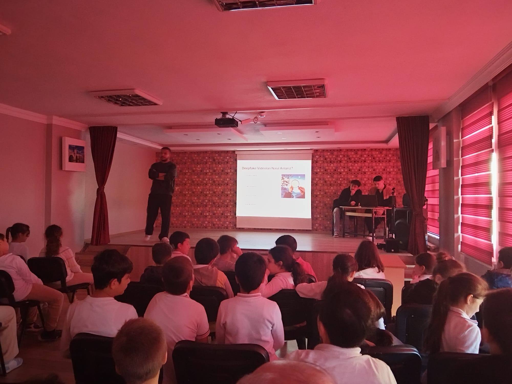 Bilgisayar Programcılığı Öğrencilerinden İlkokul Öğrencilerine Deep Fake Semineri 3