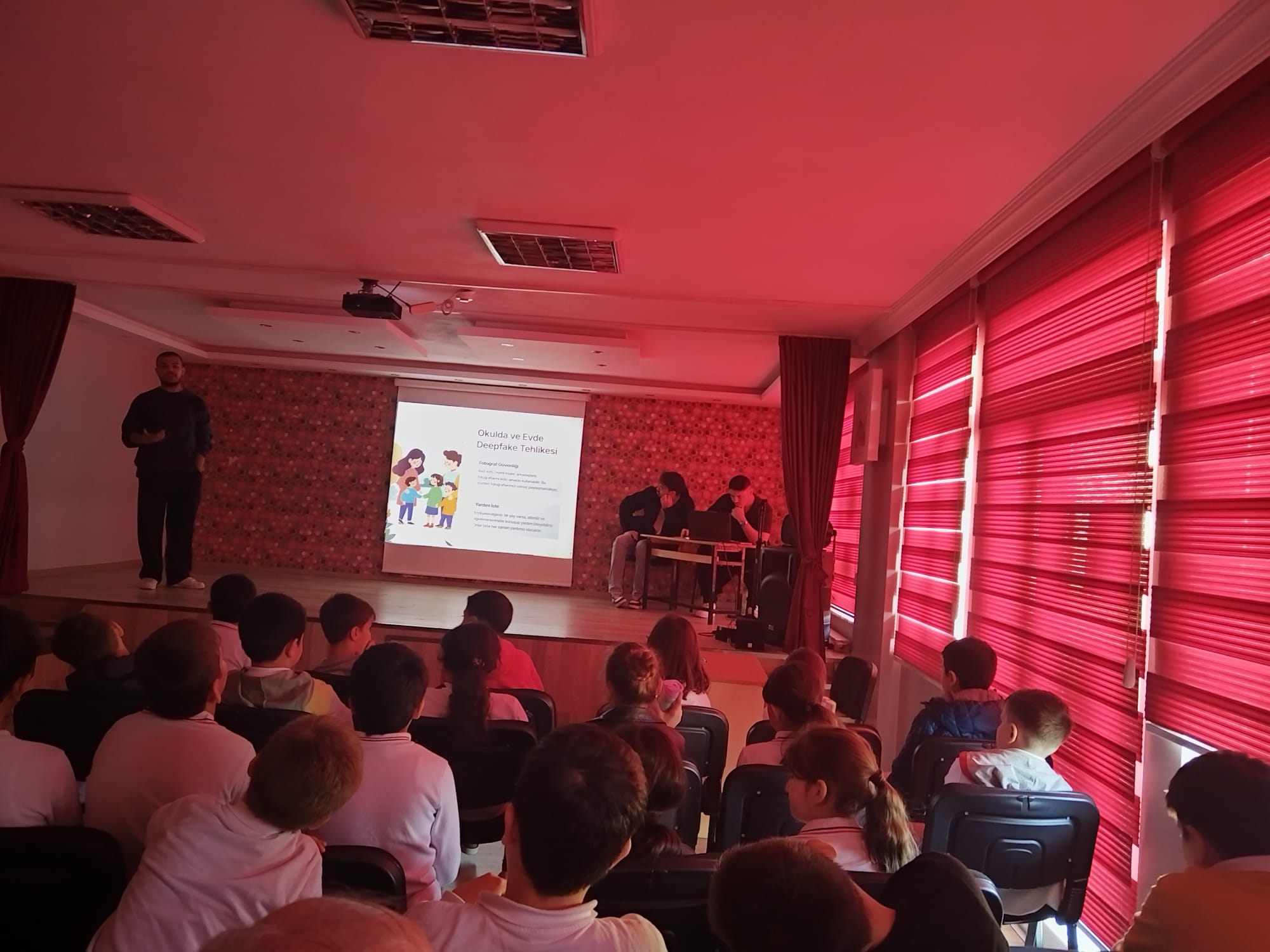 Bilgisayar Programcılığı Öğrencilerinden İlkokul Öğrencilerine Deep Fake Semineri 4
