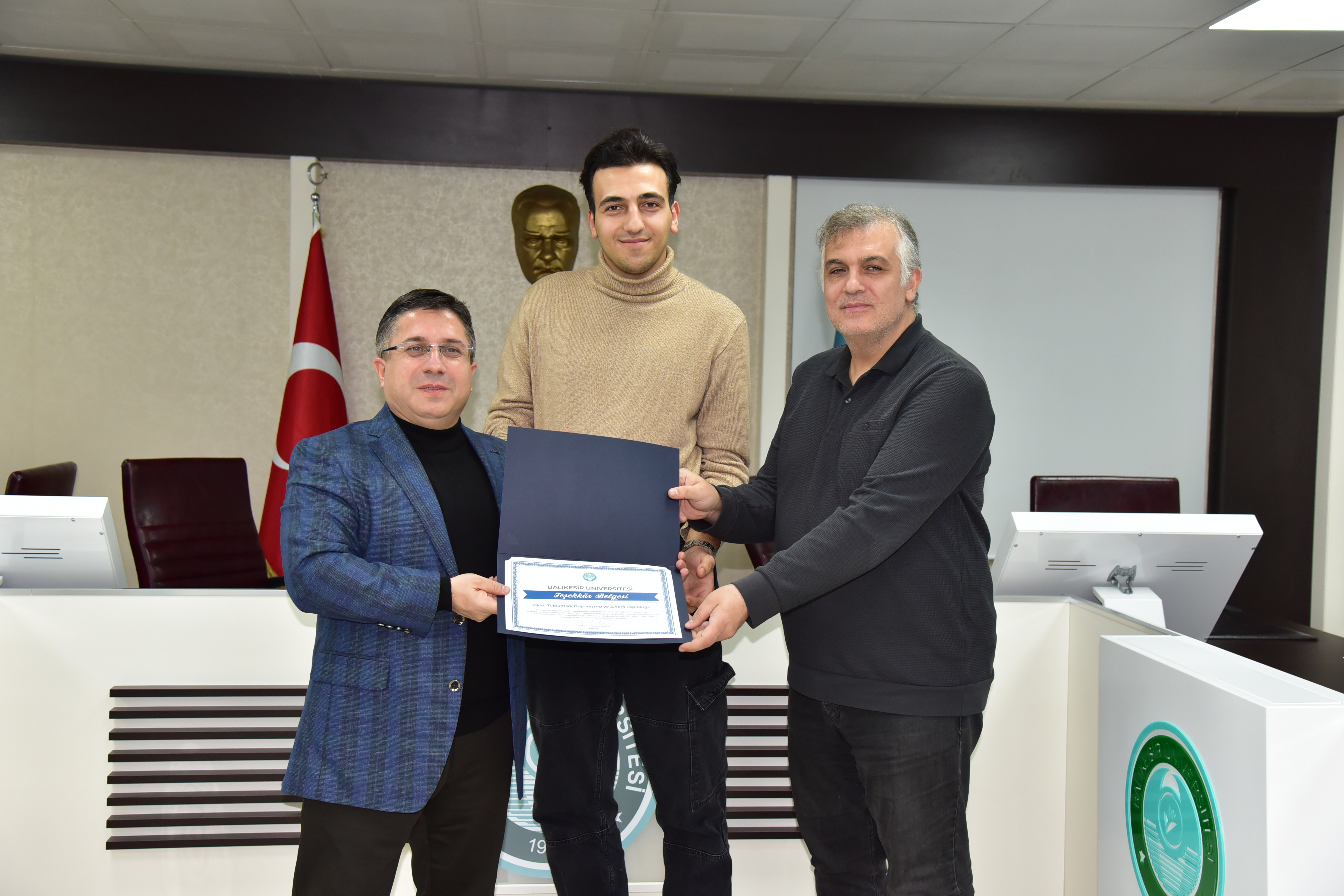 ÜNİDESte Balıkesir Üniversitesi İmzası Başarı Gösteren Öğrenci Toplulukları Ödüllendirildi 9