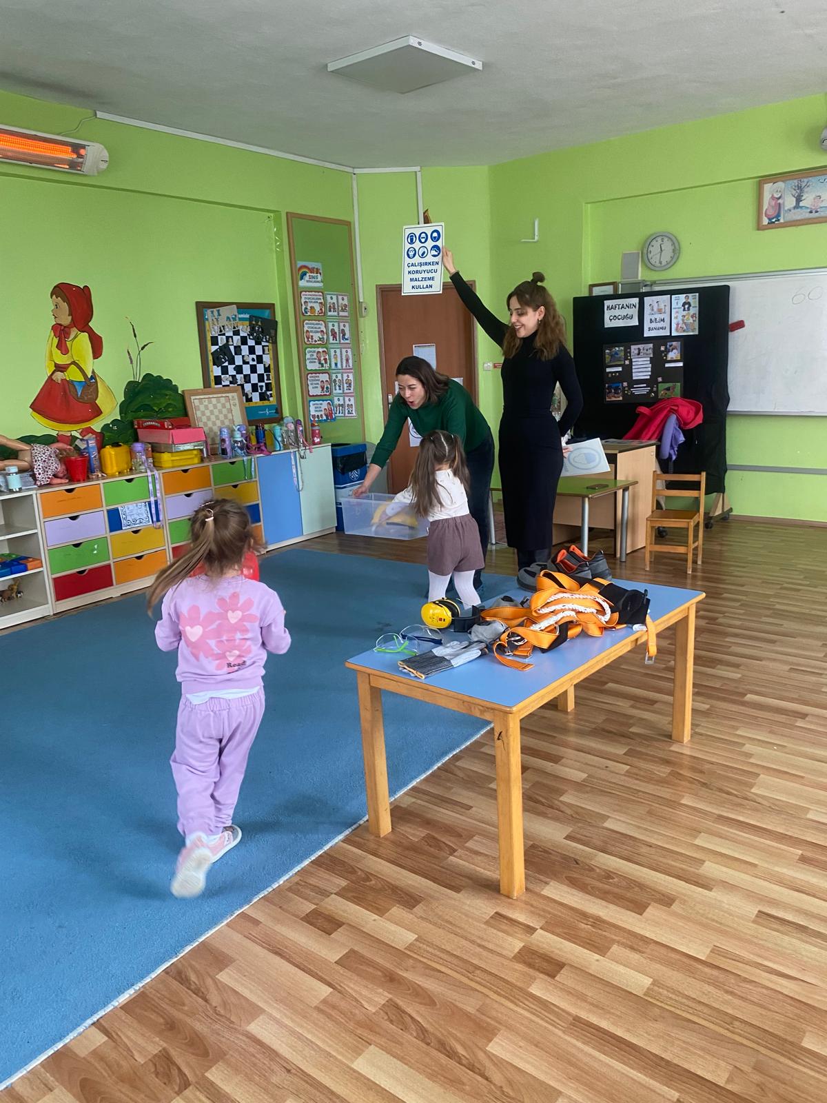 Dursunbey MYO’dan Miniklere Güvenlik Bilinci: "Kişisel Koruyucuları Tanıyorum” Etkinliği
