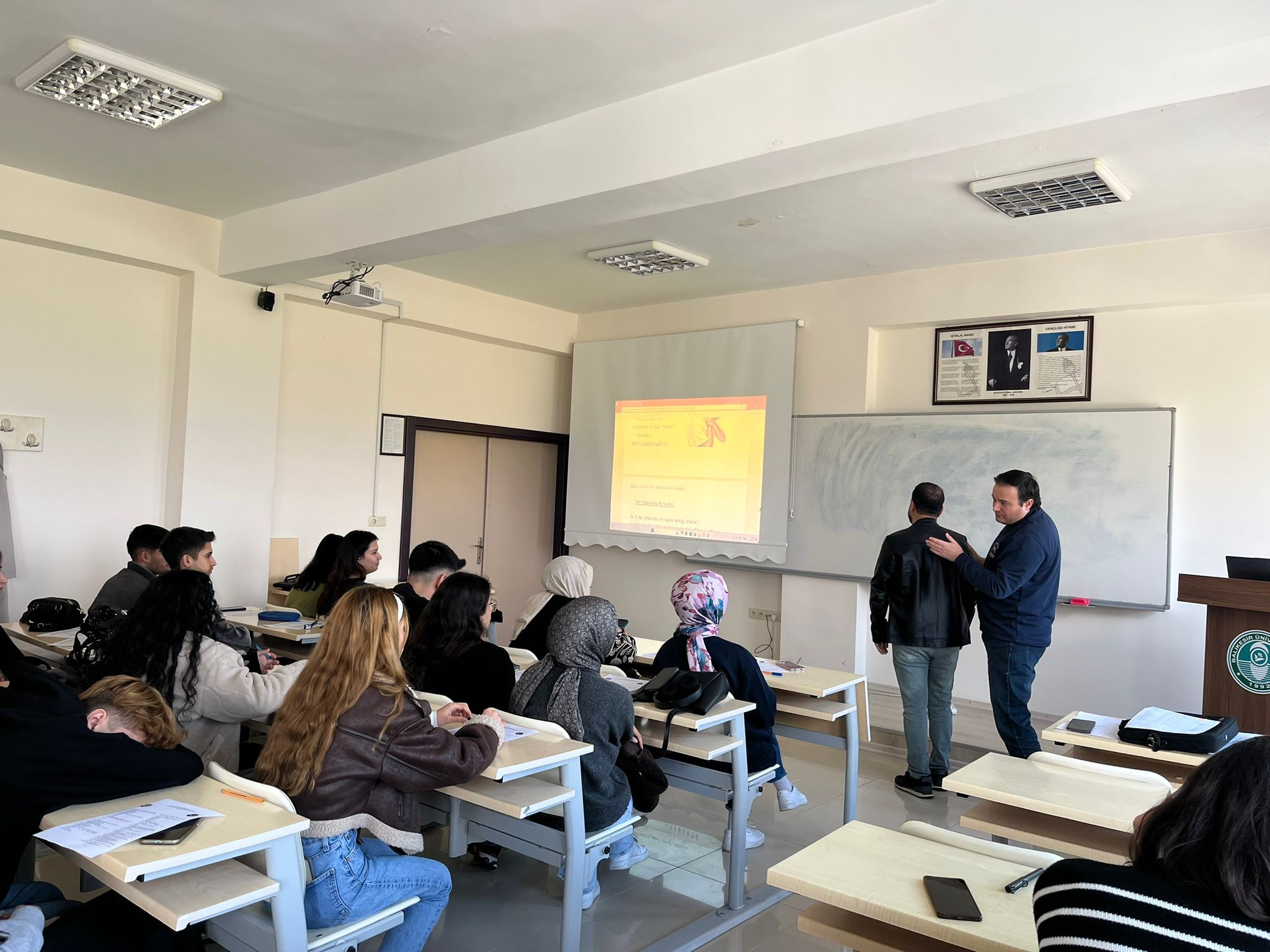 Savaştepe Meslek Yüksekokulu, Laborant ve Veteriner Sağlık Bölümü öğrencilerine "İş Sağlığı ve Güvenliği" eğitimi gerçekleştirildi.