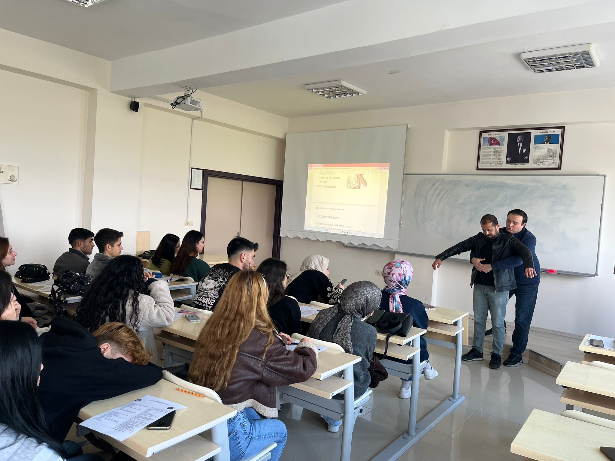 Savaştepe Meslek Yüksekokulu, Laborant ve Veteriner Sağlık Bölümü öğrencilerine "İş Sağlığı ve Güvenliği" eğitimi gerçekleştirildi. 3