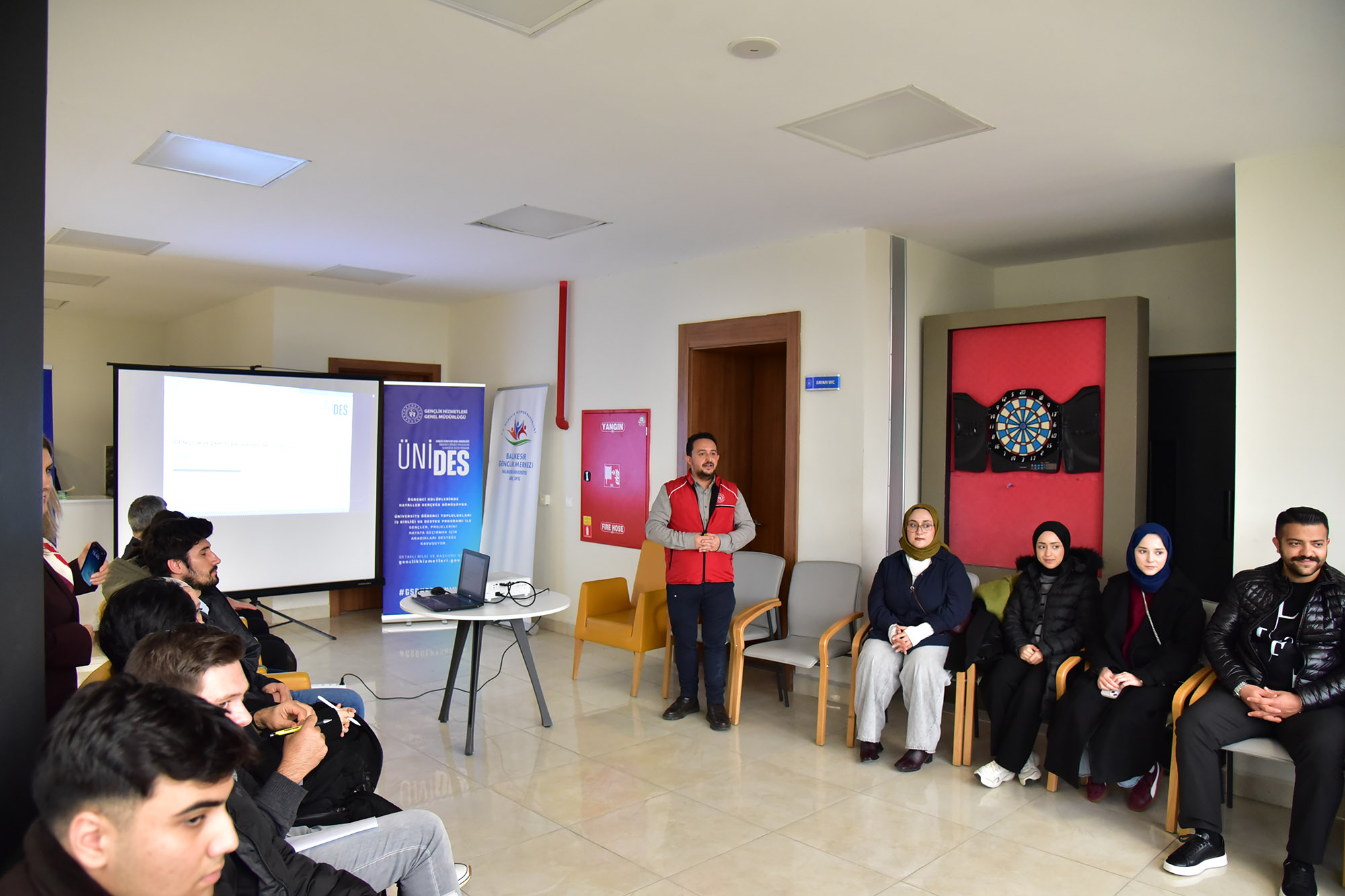 BAÜN, ÜNİDES 6. Dönem Başvurularına Hazır: ÜNİDES 6. Dönem Bilgilendirme Toplantısı Genç Ofiste Gerçekleştirildi 2
