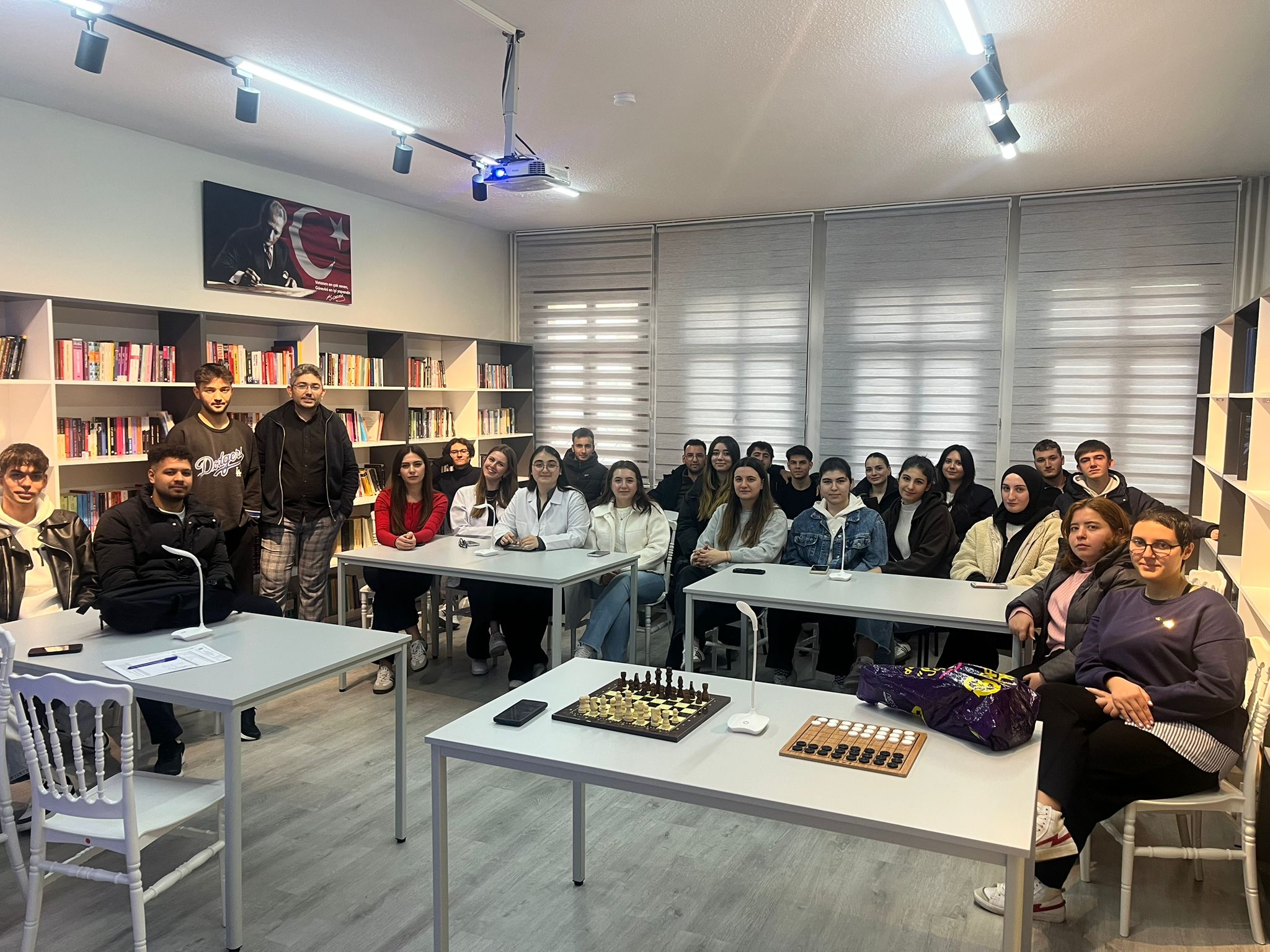 2. Sınıf Öğrencilerimizle "Akademik Gelişim ve Kariyer" Toplantısı Gerçekleştirildi 3