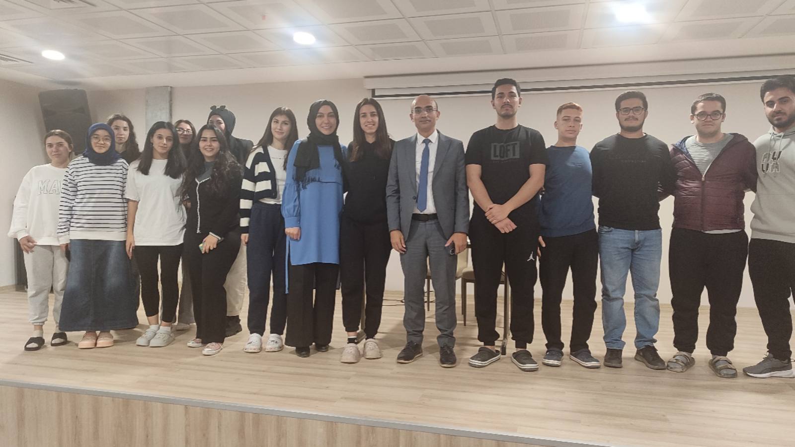 Vocational School Director Meets with Students for 'Youth Chats' Program at Edremit Dormitory