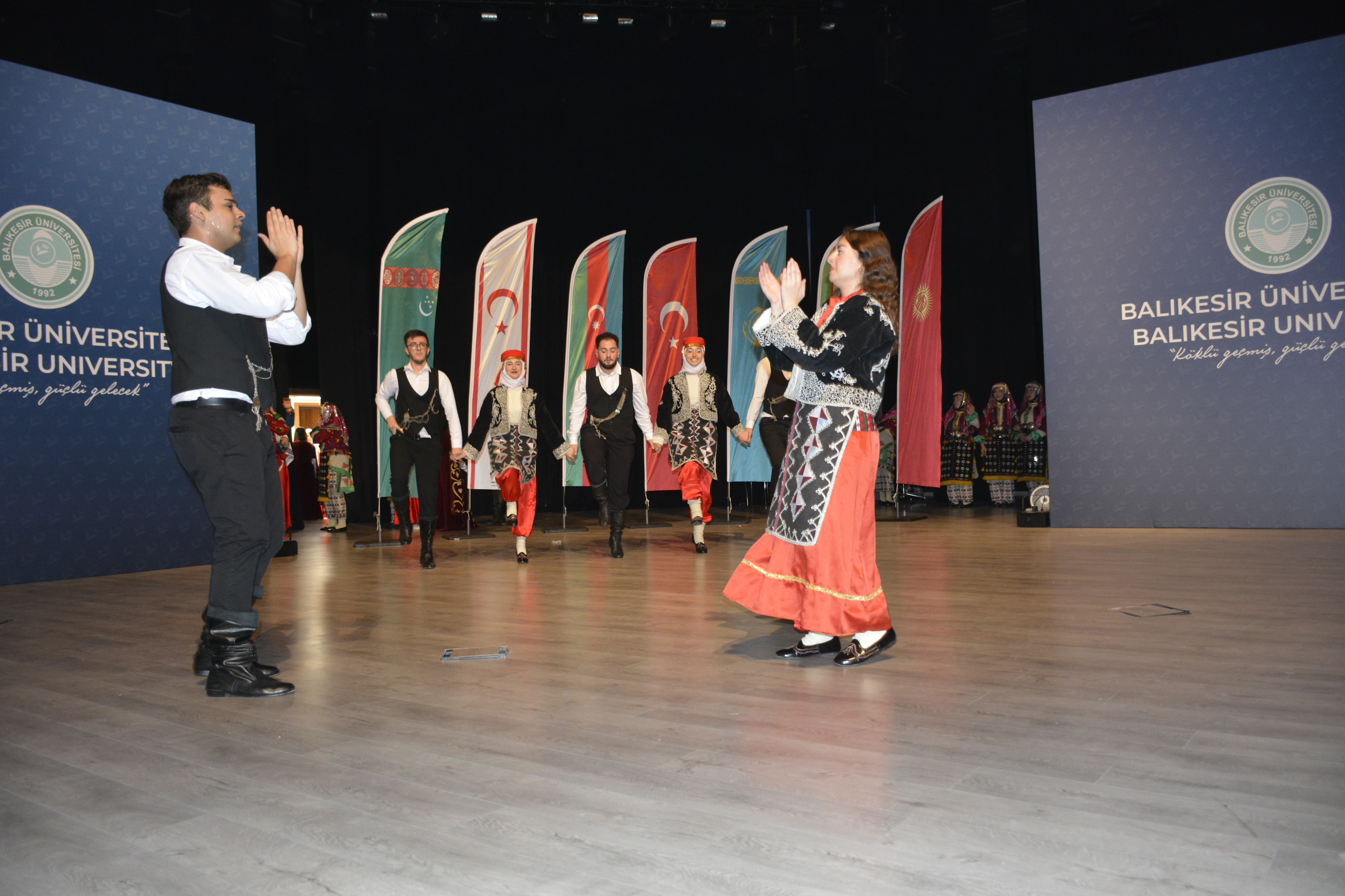 Halkoyunları Topluluğu Öğrencilerinden 'Turan'dan Renkler' Halk Oyunları Gösterisi 4