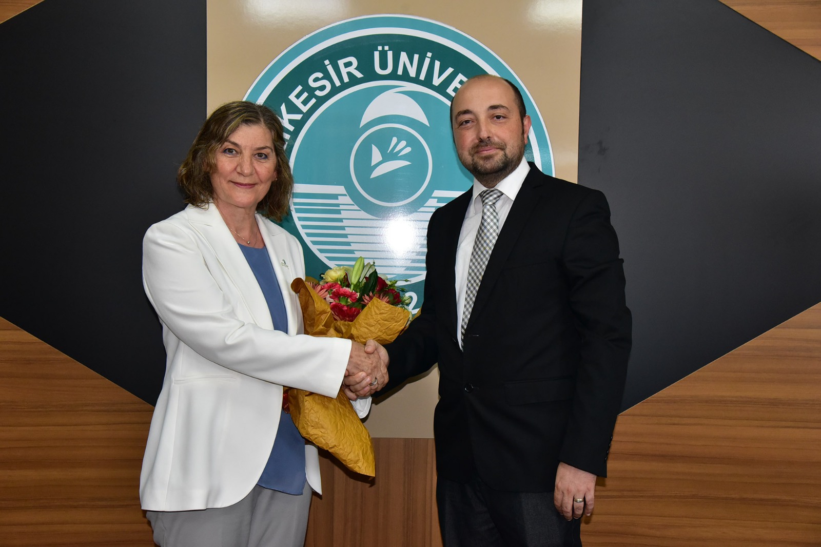 A change of dean has taken place in our faculty. 2