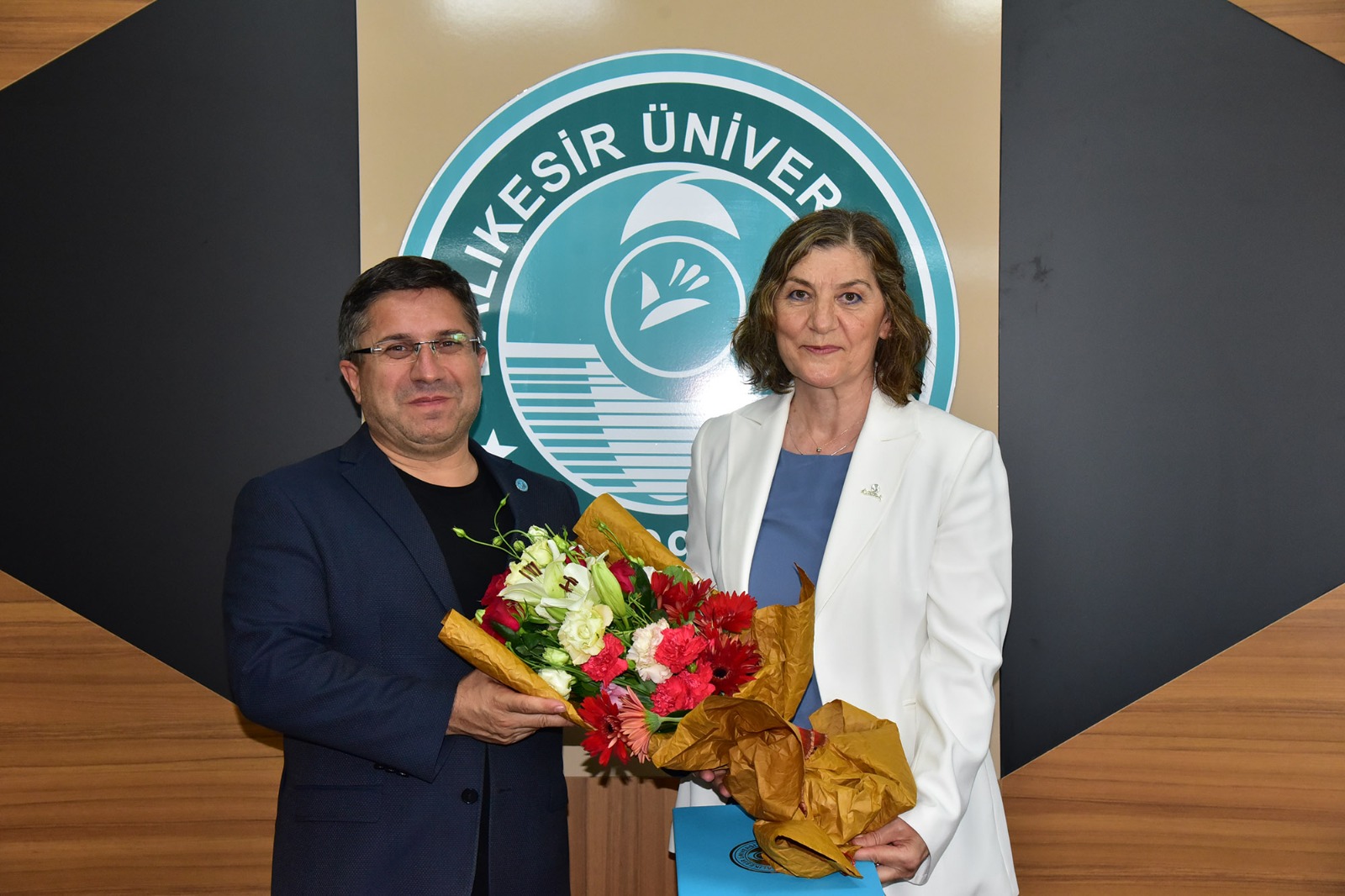 A change of dean has taken place in our faculty. 1