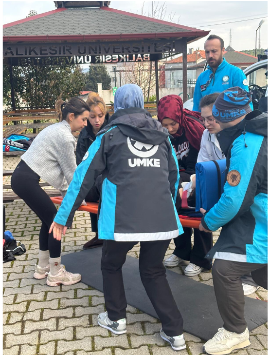 Balıkesir UMKE Tarafından, Yüksekokulumuz İlk ve Acil Yardım Programı Öğrencilerine Yönelik Uygulamalı Vaka Senaryoları Eğitimi Gerçekleştirildi 4