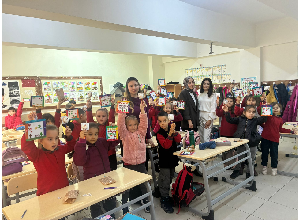 İvrindi Sağlık Hizmetleri Meslek Yüksekokulu Öğrencileri, 7 Eylül İlkokulu’nda Çocuklara Yönelik Yaratıcı ve Eğitici İçerikli Bir Etkinlik Gerçekleştirdi.