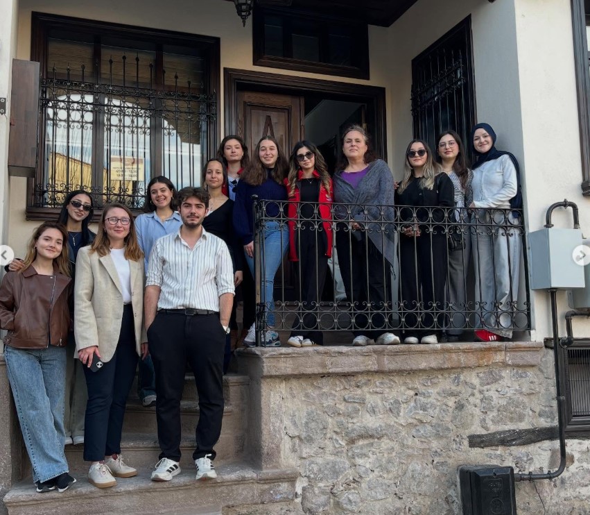 Sağlık Akademisi Topluluğu Öğrencilerinden Karesi Emekliler Lokali ve Kültür Evine Ziyaret