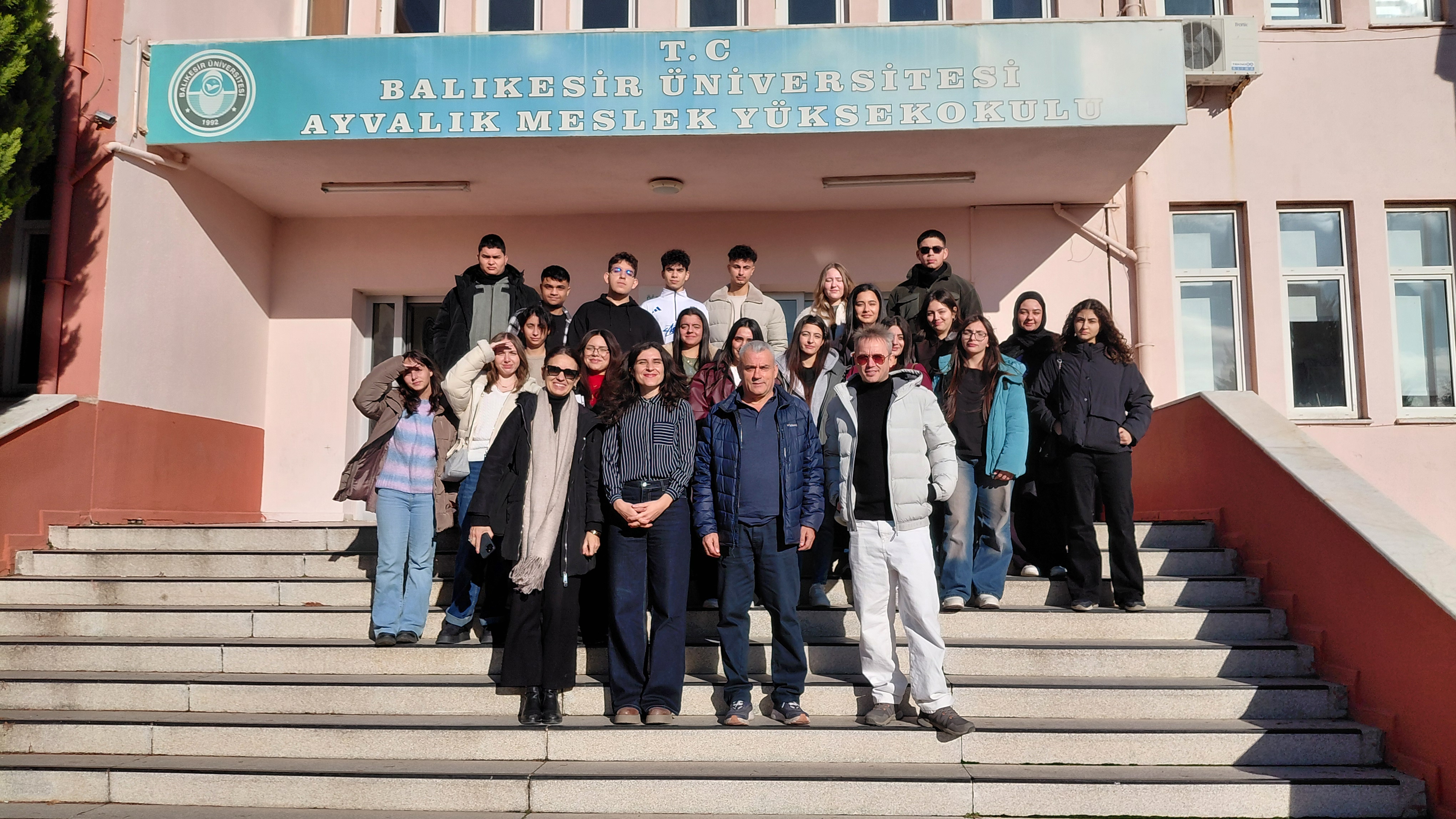 Edremit Saniye Hüseyin Balya Mesleki ve Teknik Anadolu Lisesi öğrencileri, Yükseköğretim kurumlarını tanımak amacıyla Meslek Yüksekokulumuzu ziyaret etti.
