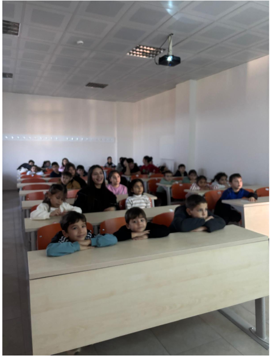İvrindi Sağlık Hizmetleri Meslek Yüksekokulunda, 7 Eylül İlkokulu ve Özel İlkim Anaokulu Öğrencilerine Yönelik  Sinema, Spor Etkinliklerinden Oluşan Eğlenceli Bir Program Düzenlendi. 2