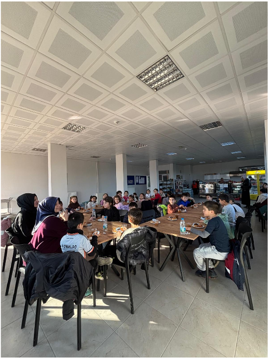 İvrindi Sağlık Hizmetleri Meslek Yüksekokulunda, 7 Eylül İlkokulu ve Özel İlkim Anaokulu Öğrencilerine Yönelik  Sinema, Spor Etkinliklerinden Oluşan Eğlenceli Bir Program Düzenlendi. 3
