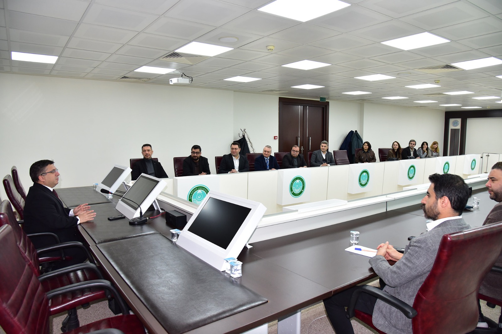 Rektör Oğurlu, Dekan Yardımcılarıyla İstişare Toplantısında Akademik ve İdari Süreçleri Değerlendirdi 3