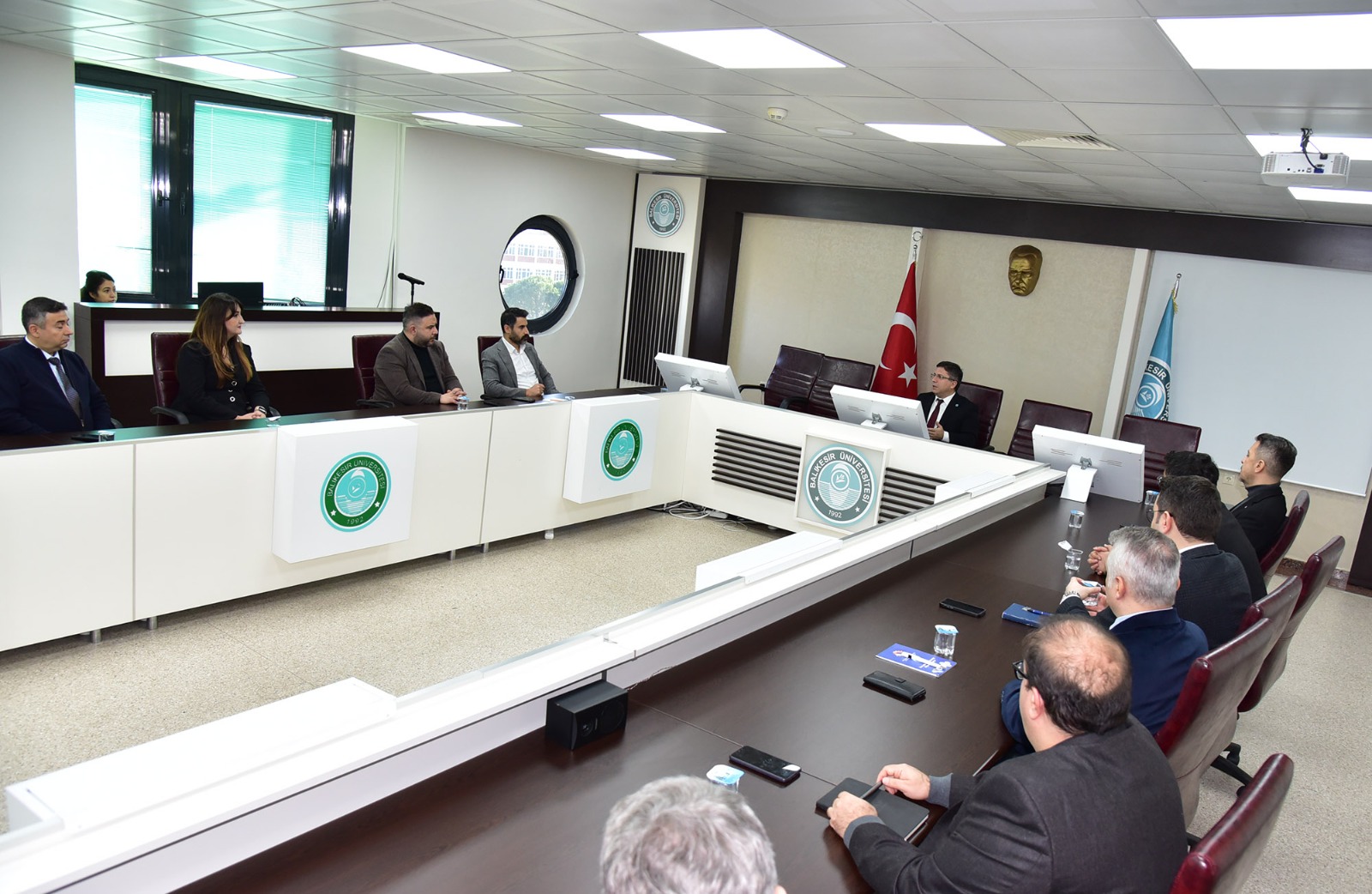 Rektör Oğurlu, Dekan Yardımcılarıyla İstişare Toplantısında Akademik ve İdari Süreçleri Değerlendirdi 4