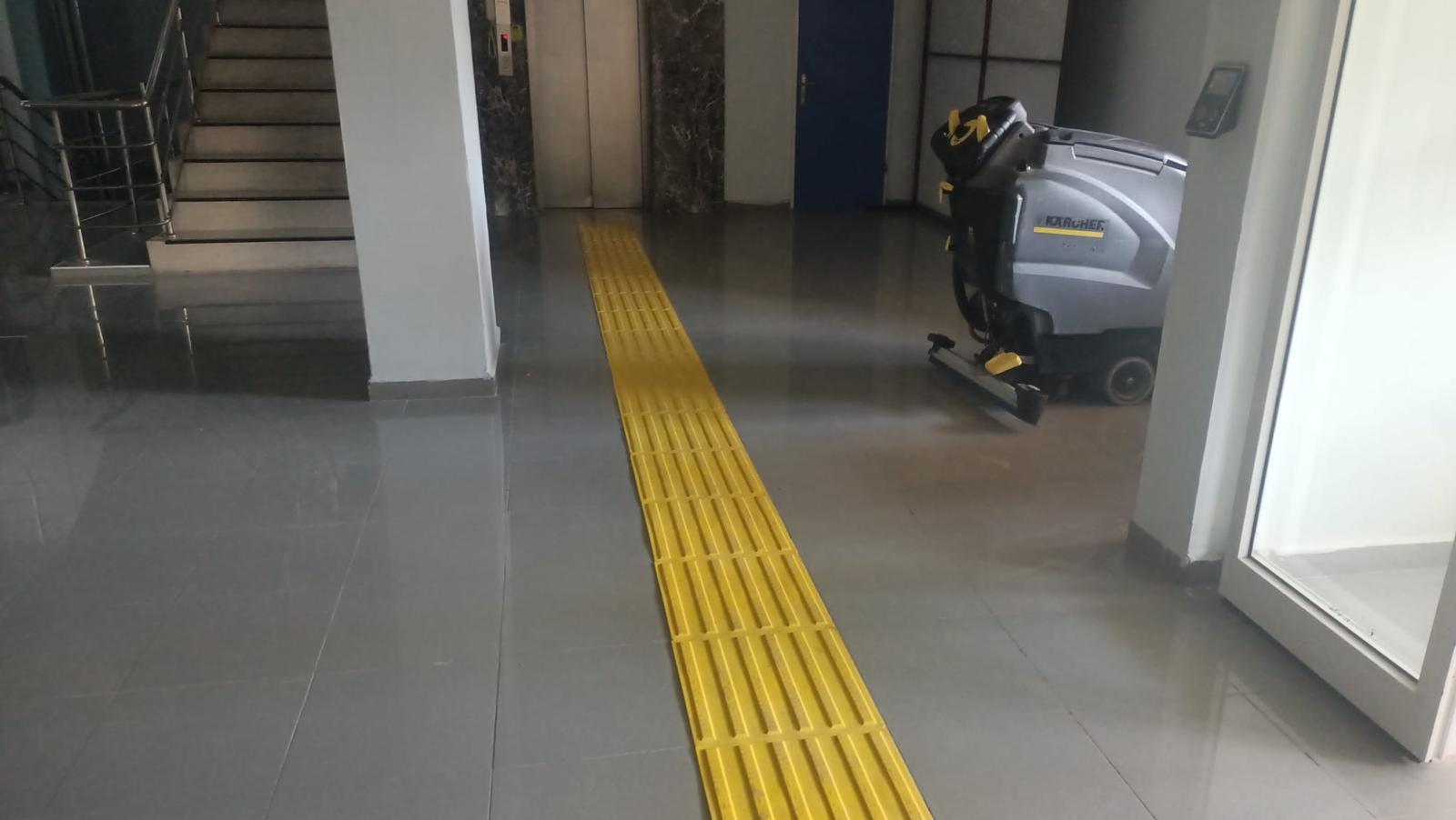 Mühendislik Fakültesi Ana Binada Hissedilebilir Zemin Kaplaması Gerçekleştirildi. 4