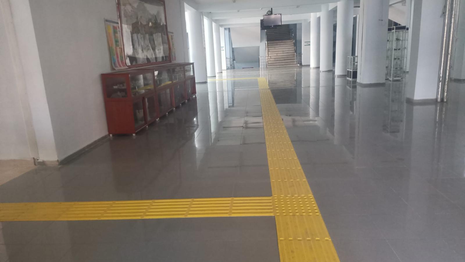 Mühendislik Fakültesi Ana Binada Hissedilebilir Zemin Kaplaması Gerçekleştirildi. 2