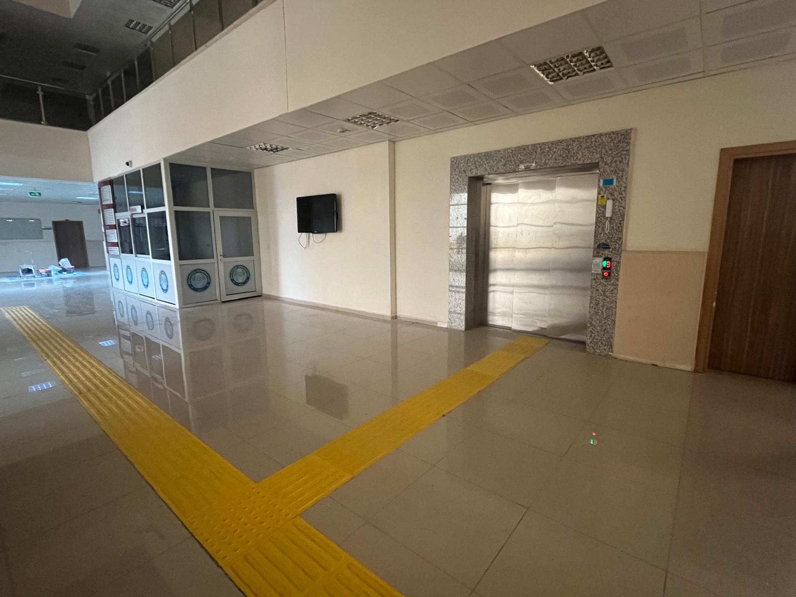 Mühendislik Fakültesi Ek Binada Hissedilebilir Zemin Kaplaması Gerçekleştirildi.