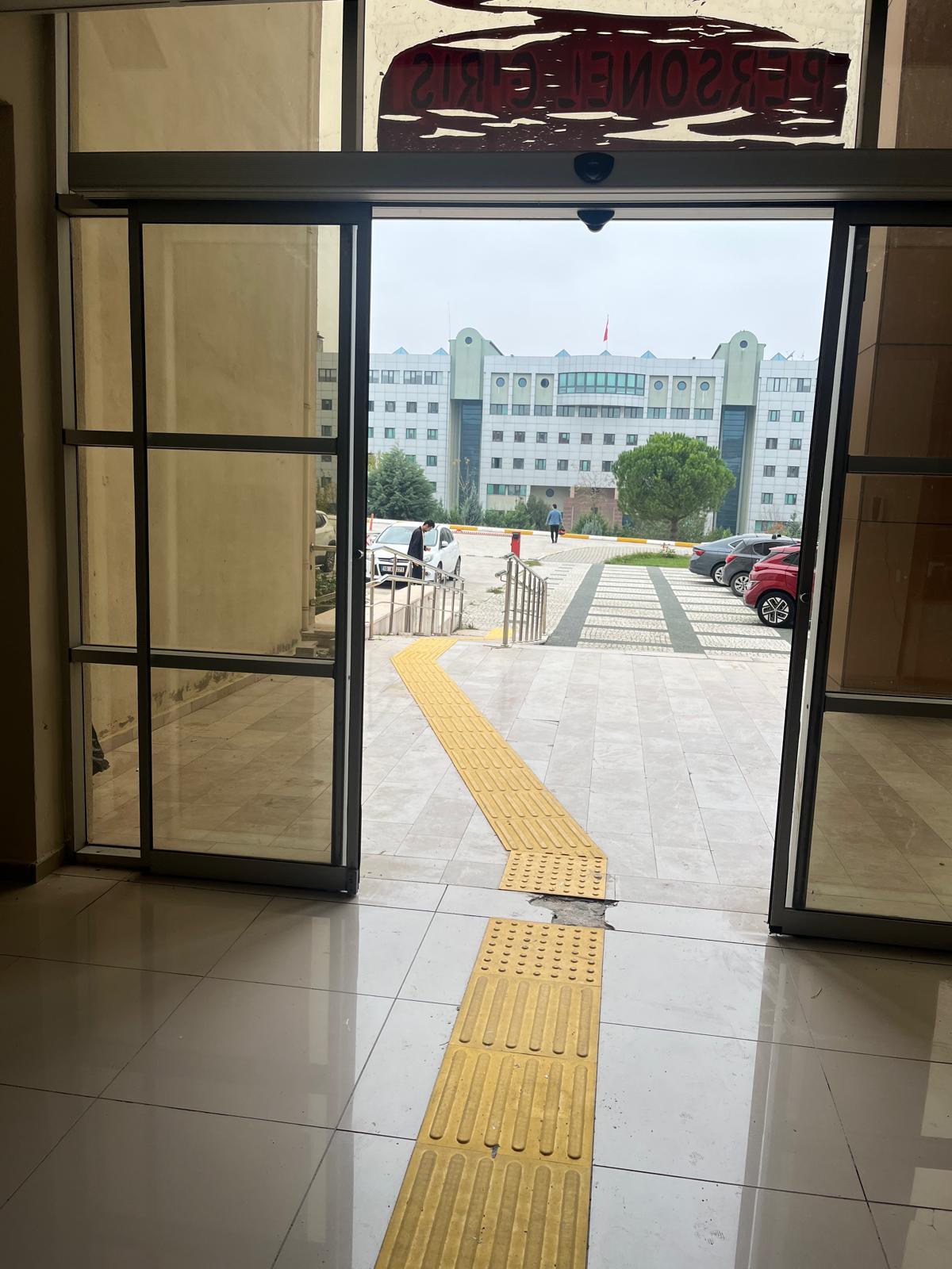 Mühendislik Fakültesi Ek Binada Hissedilebilir Zemin Kaplaması Gerçekleştirildi. 2