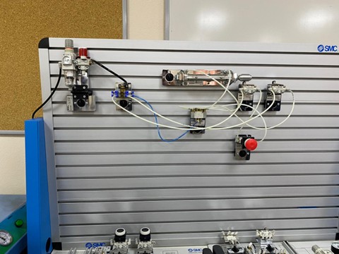 ELEKTRİK PROGRAMI ÖĞRENCİLERİMİZE YÖNELİK TEMEL PNÖMATİK EĞİTİMİ GERÇEKLEŞTİRİLDİ 3