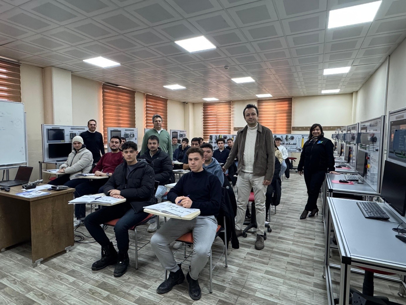 ELEKTRİK PROGRAMI ÖĞRENCİLERİMİZE YÖNELİK TEMEL PNÖMATİK EĞİTİMİ GERÇEKLEŞTİRİLDİ