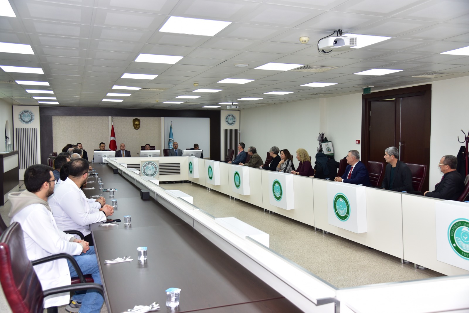 Balıkesir Üniversitesinde Emekli Personele Vefa: Plaket Takdim Edildi 3