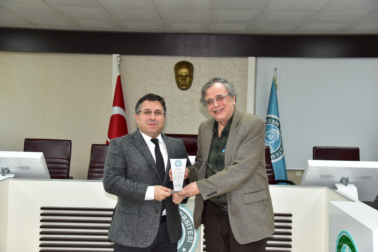 Balıkesir Üniversitesinde Emekli Personele Vefa: Plaket Takdim Edildi 7