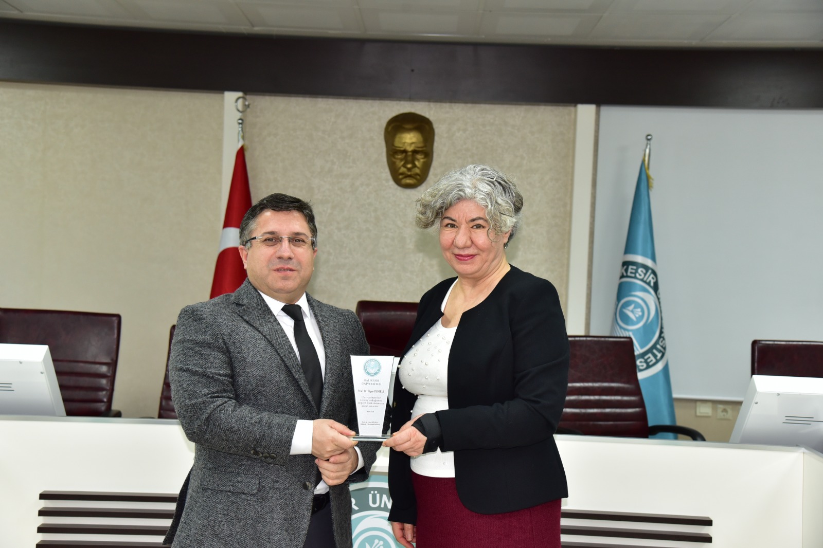 Balıkesir Üniversitesinde Emekli Personele Vefa: Plaket Takdim Edildi 8