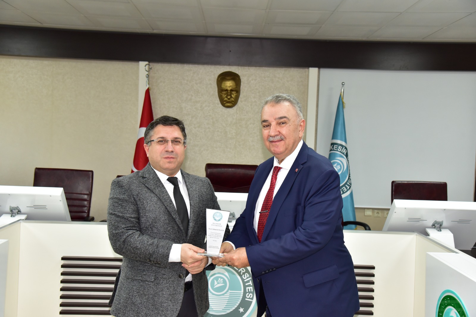 Balıkesir Üniversitesinde Emekli Personele Vefa: Plaket Takdim Edildi 9