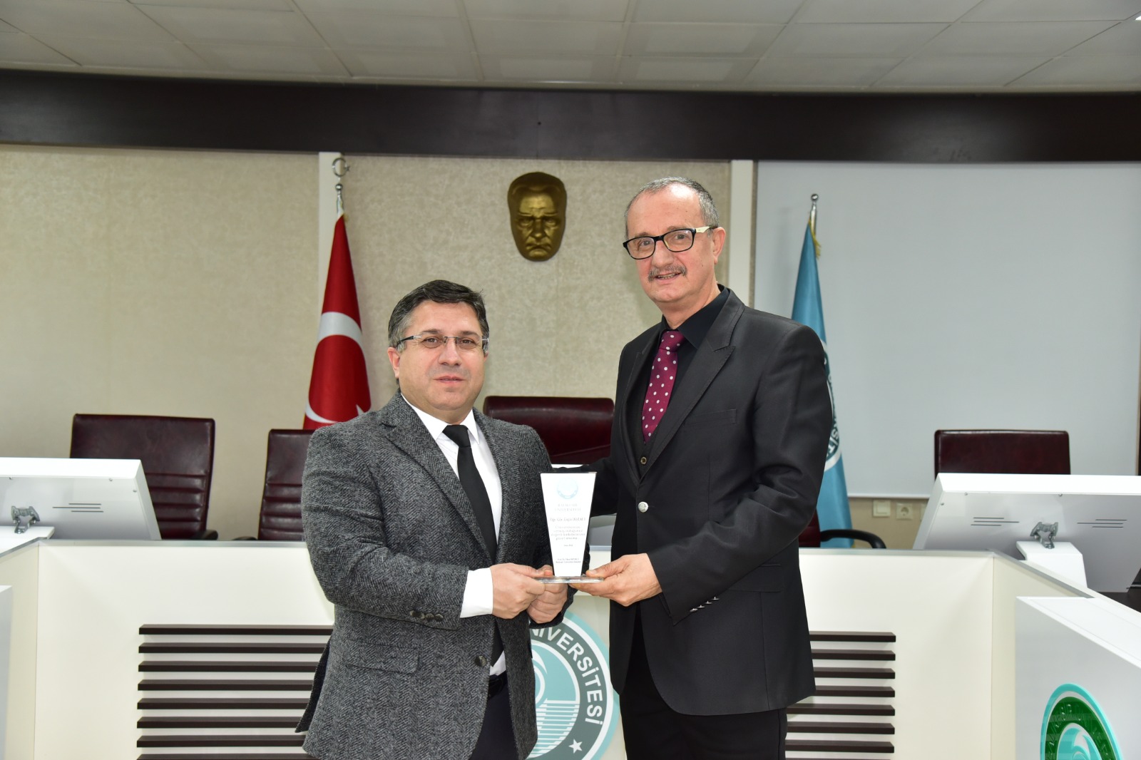 Balıkesir Üniversitesinde Emekli Personele Vefa: Plaket Takdim Edildi 10
