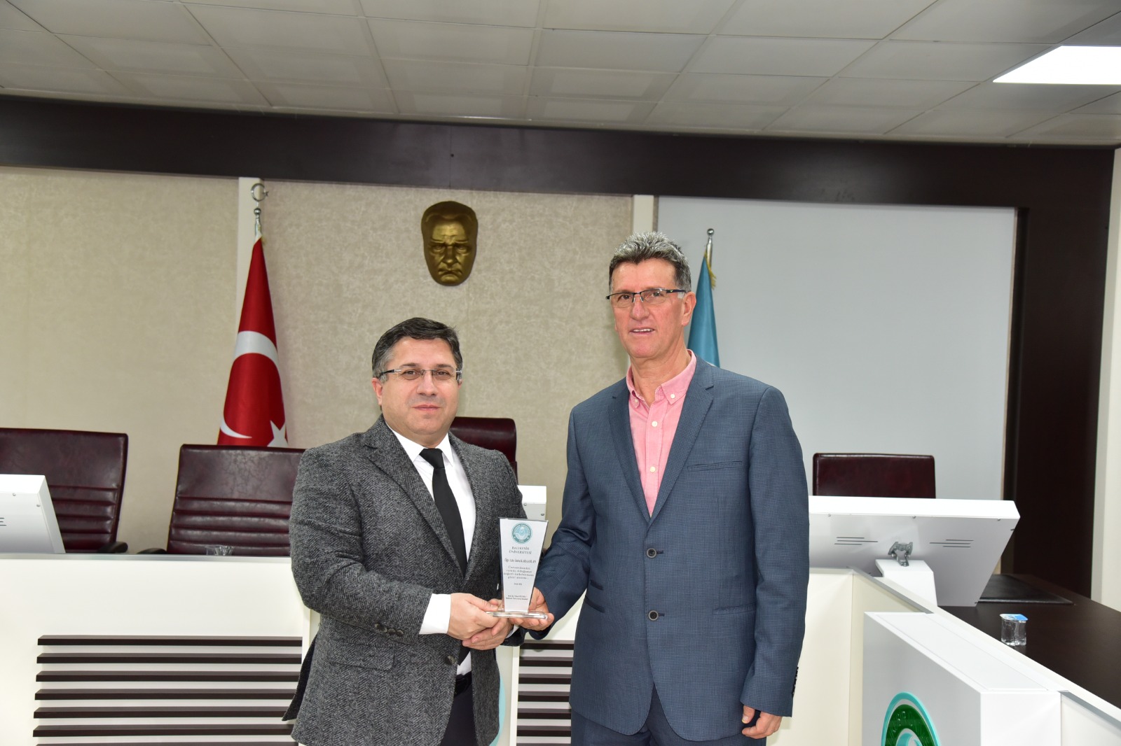 Balıkesir Üniversitesinde Emekli Personele Vefa: Plaket Takdim Edildi 11