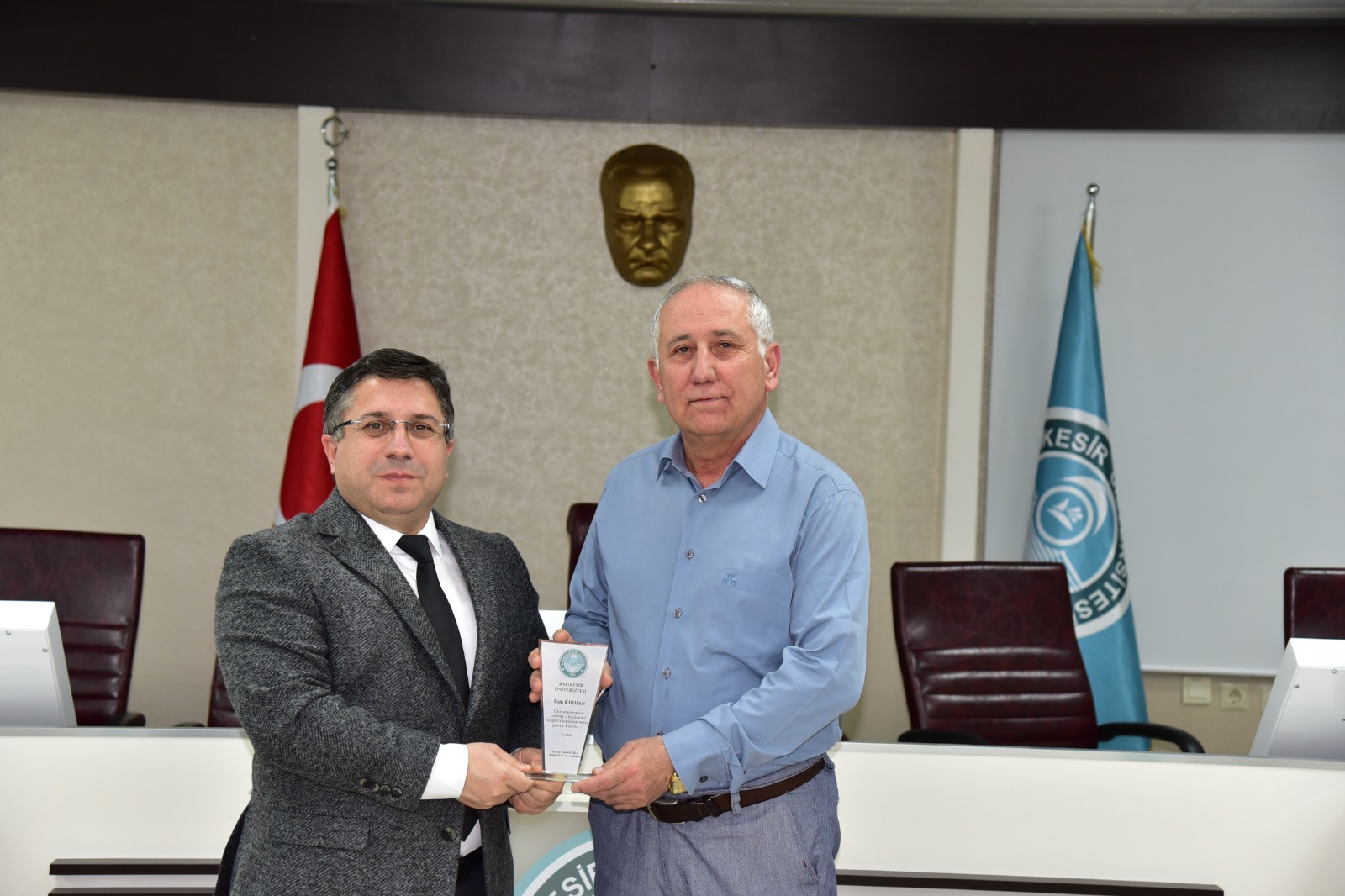 Balıkesir Üniversitesinde Emekli Personele Vefa: Plaket Takdim Edildi 12