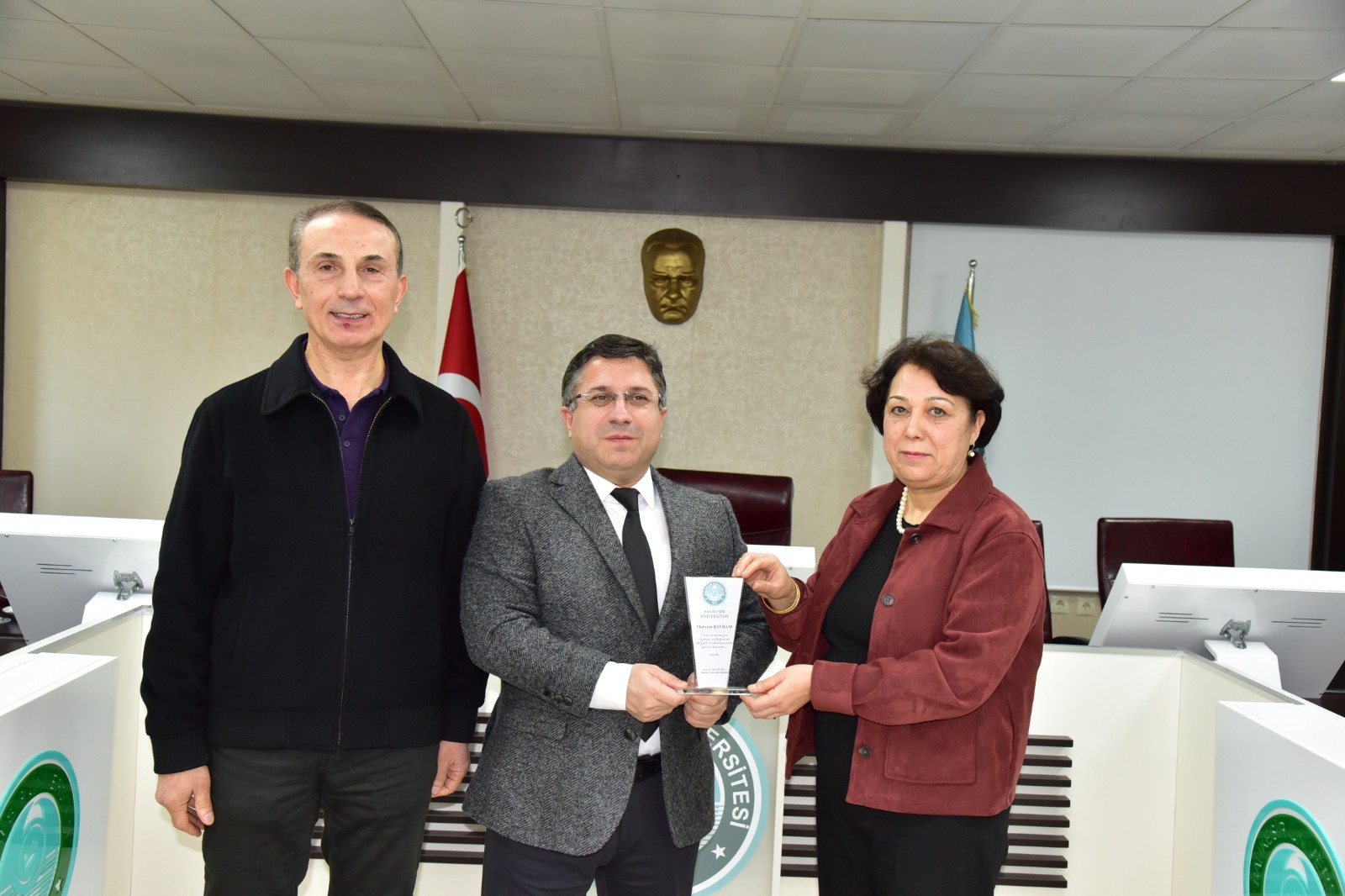 Balıkesir Üniversitesinde Emekli Personele Vefa: Plaket Takdim Edildi 13