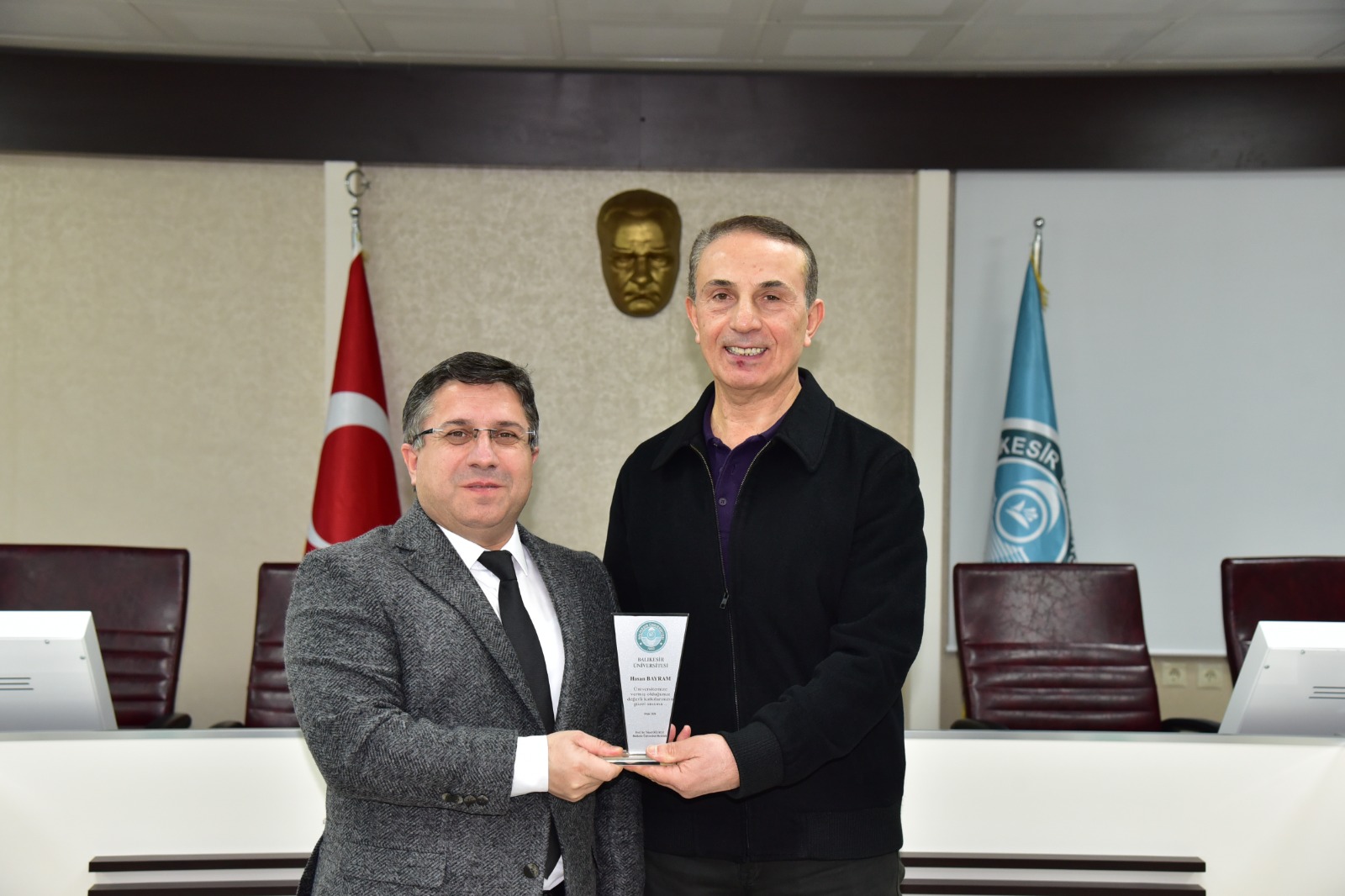 Balıkesir Üniversitesinde Emekli Personele Vefa: Plaket Takdim Edildi 14