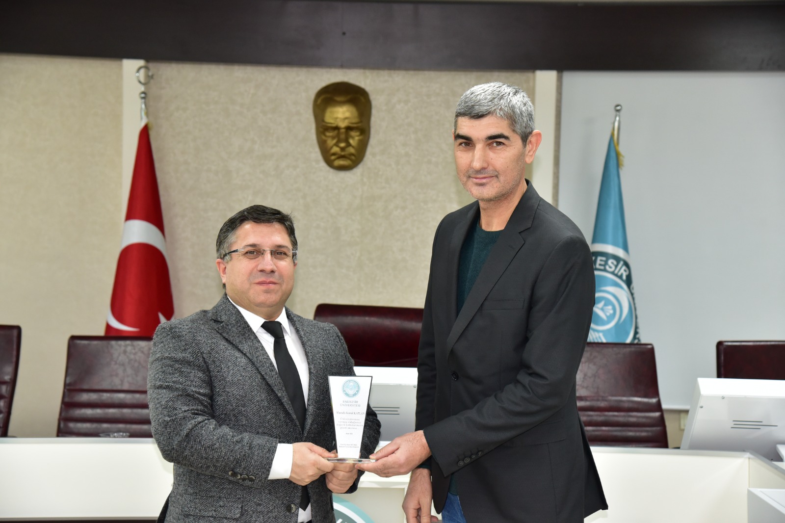 Balıkesir Üniversitesinde Emekli Personele Vefa: Plaket Takdim Edildi 15