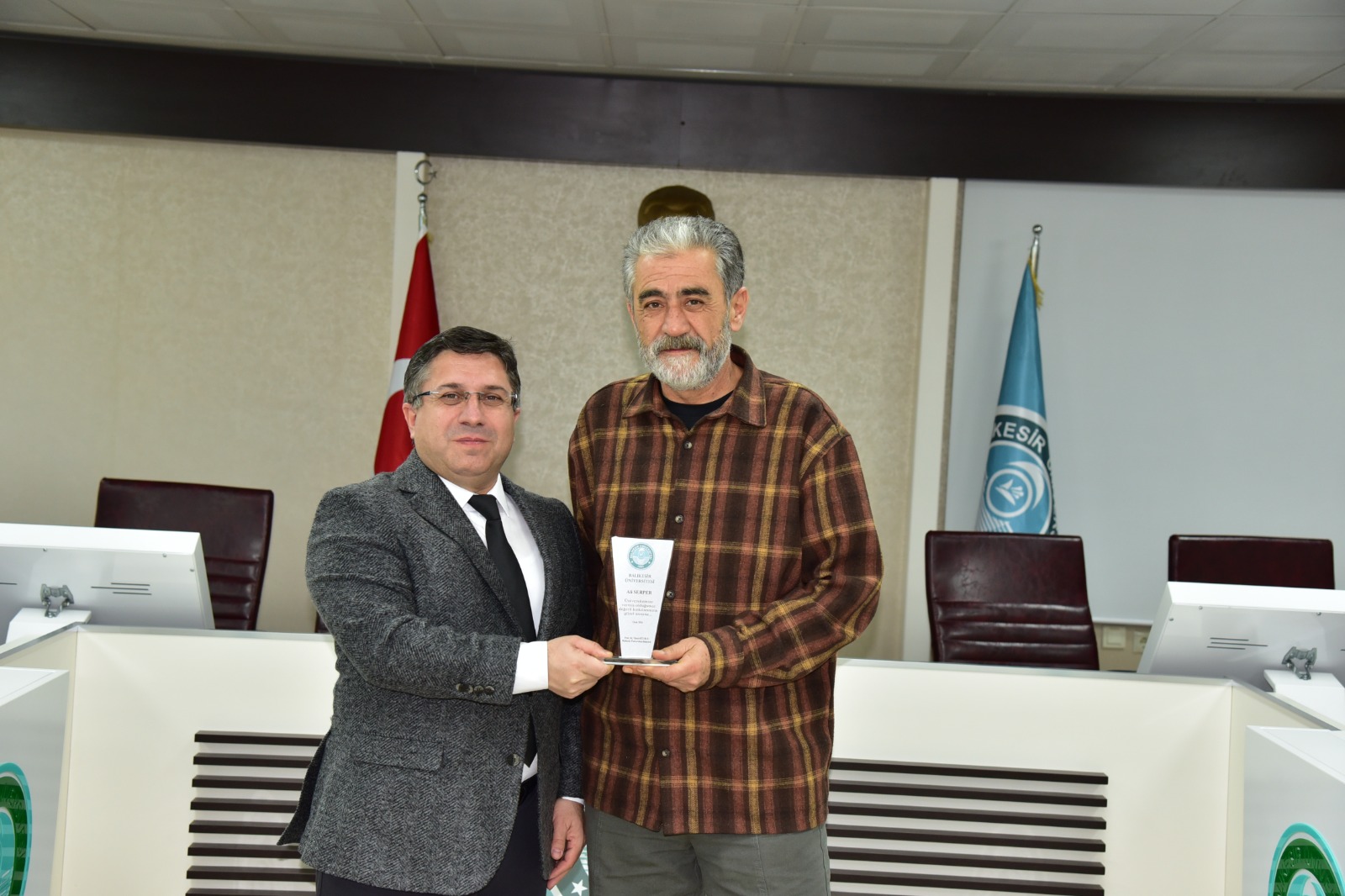 Balıkesir Üniversitesinde Emekli Personele Vefa: Plaket Takdim Edildi 16