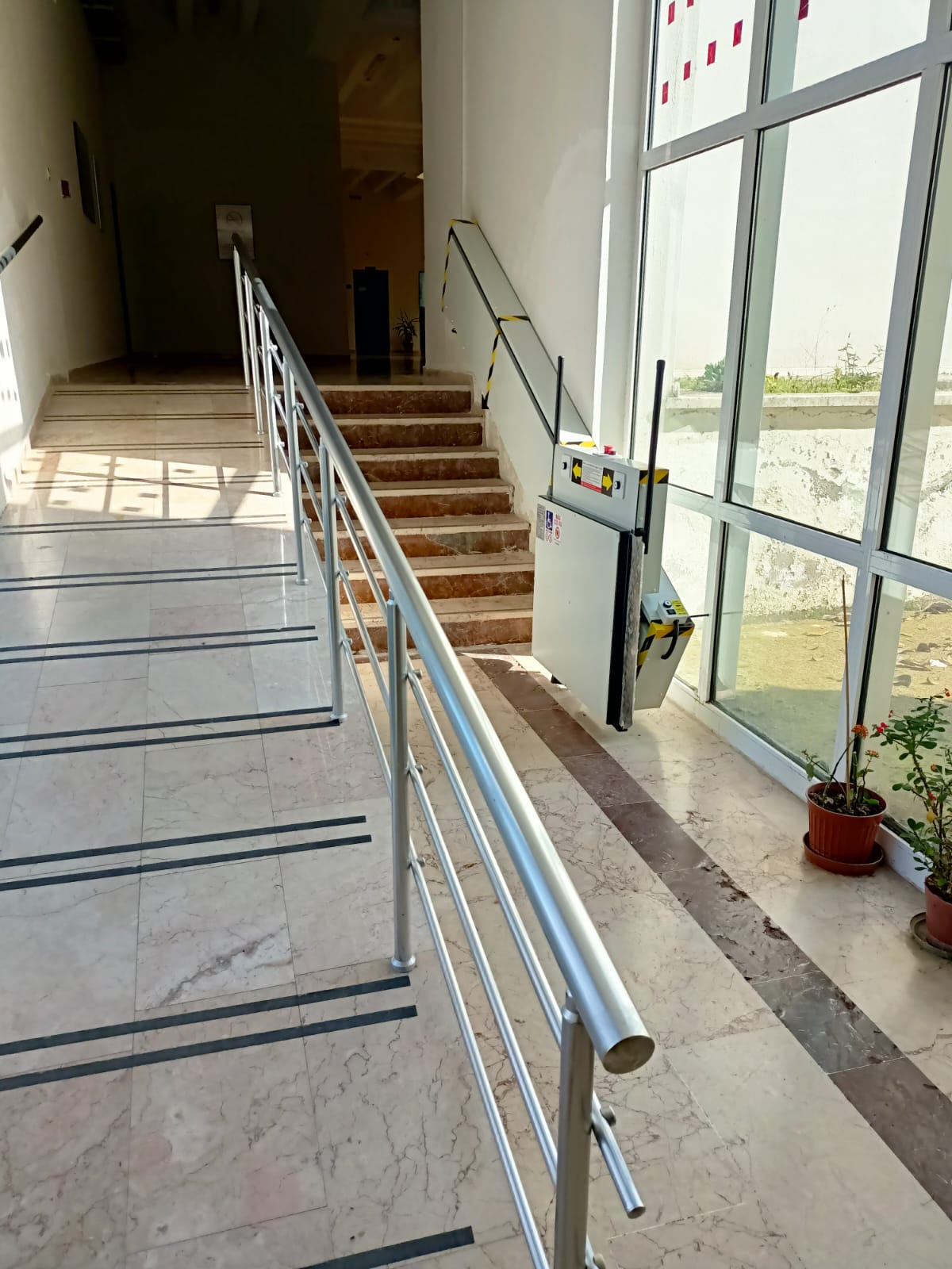 Turizm Fakültesi'nde her iki katta bulunan ve eğimi uygun olmayan rampalar için, engelli platformu yapılmıştır. 