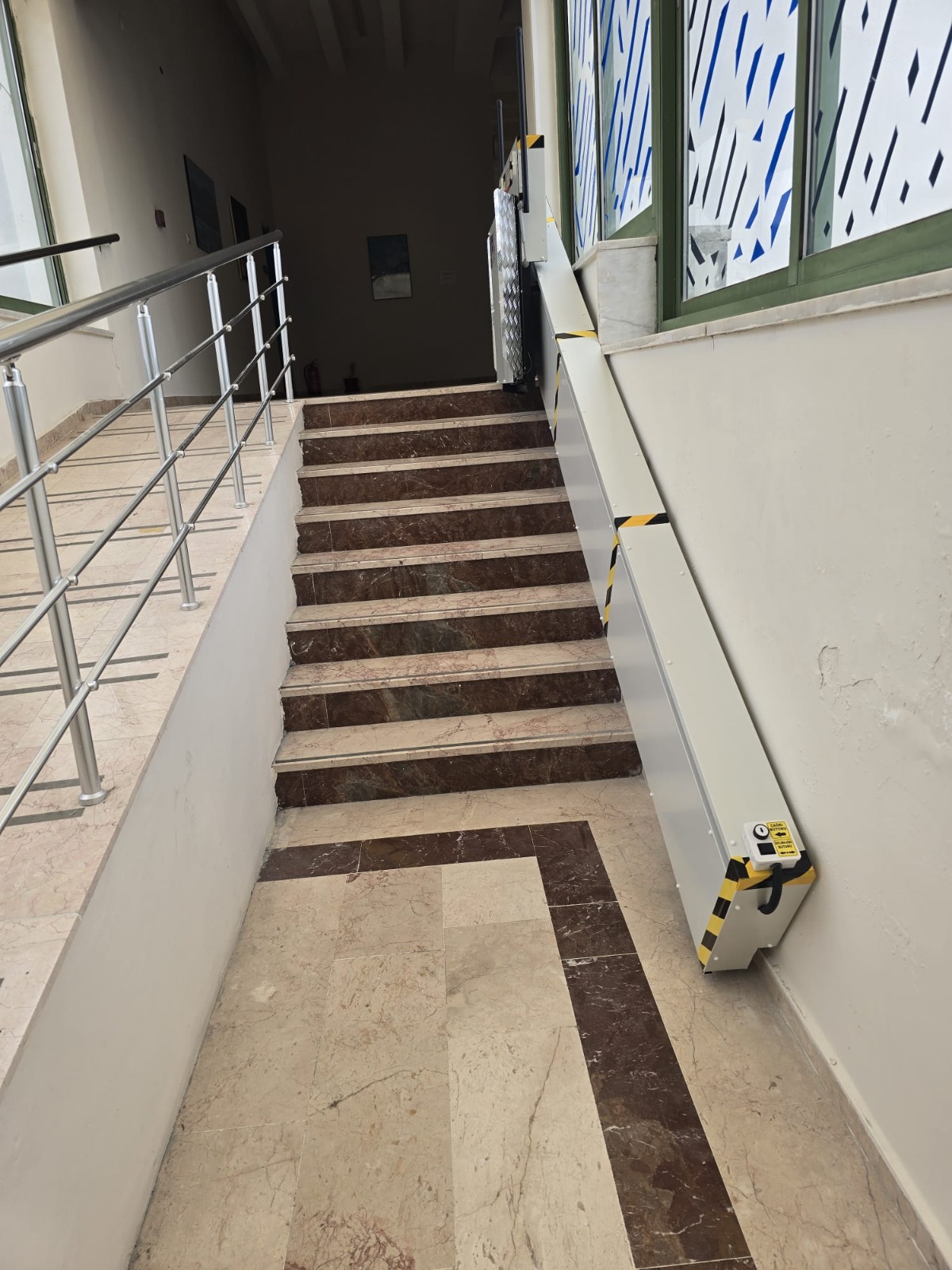 Turizm Fakültesi'nde her iki katta bulunan ve eğimi uygun olmayan rampalar için, engelli platformu yapılmıştır.  4