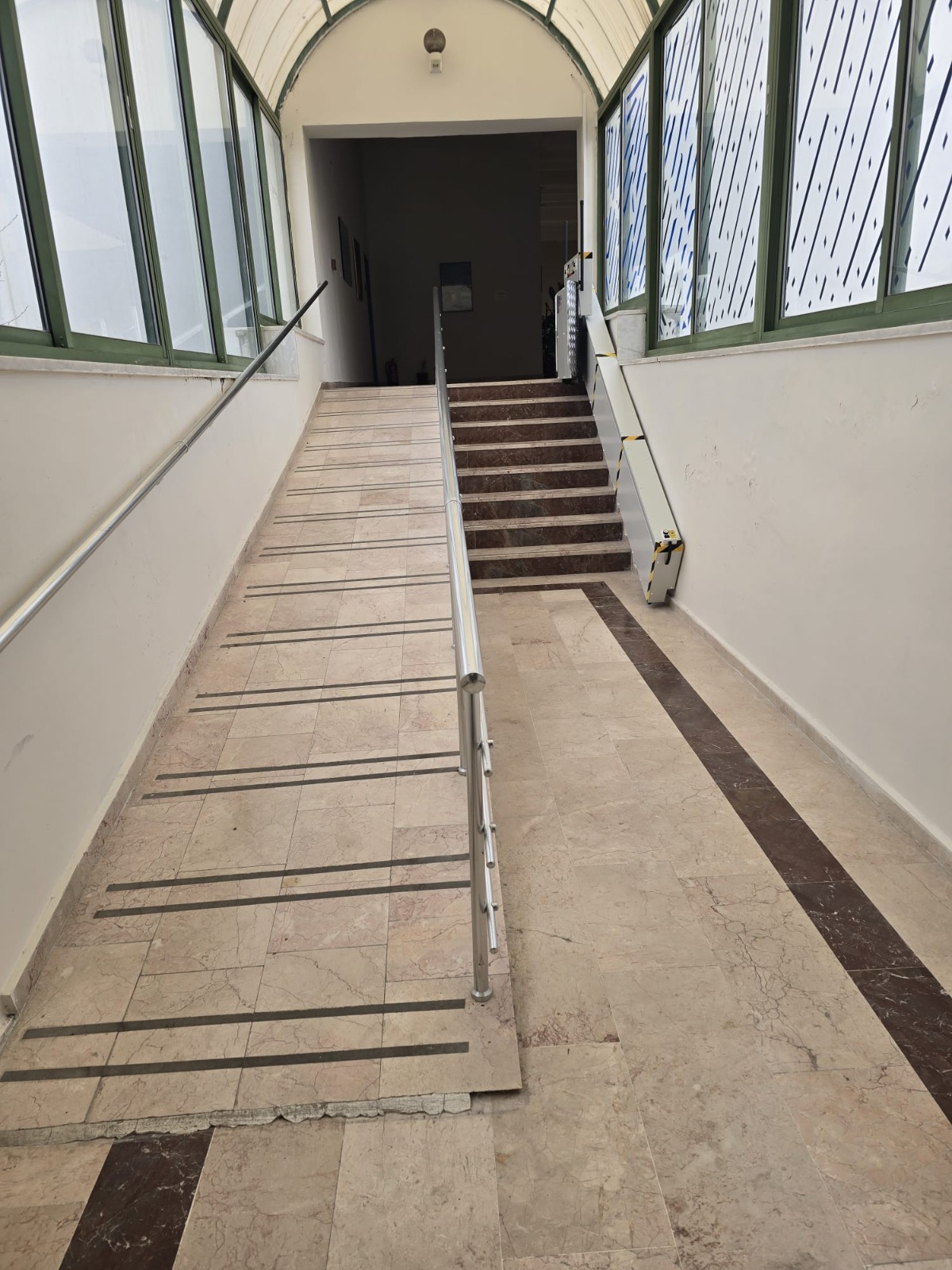 Turizm Fakültesi'nde her iki katta bulunan ve eğimi uygun olmayan rampalar için, engelli platformu yapılmıştır.  1