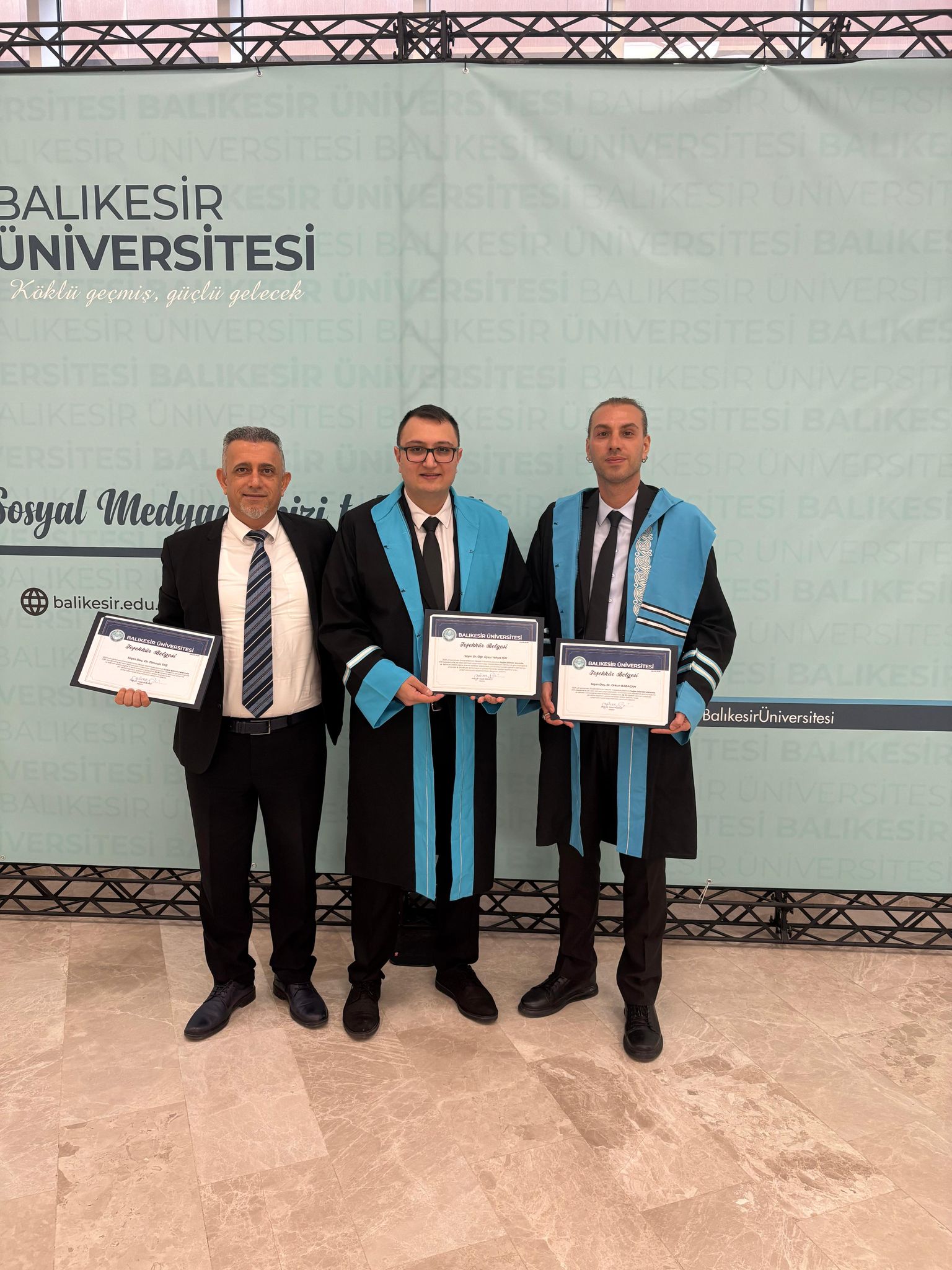 Üniversitemiz 2025 Yılı Akademik Performans Ödül Töreninde Bölüm Öğretim Üyelerimize Başarı Belgesi Takdim Edildi.