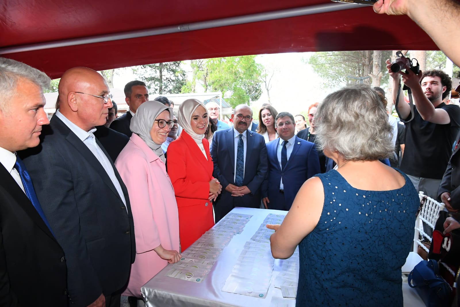 Bakan Mahinur Özdemir Göktaştan 60 Tazelenme Üniversitesi Standına Ziyaret 2